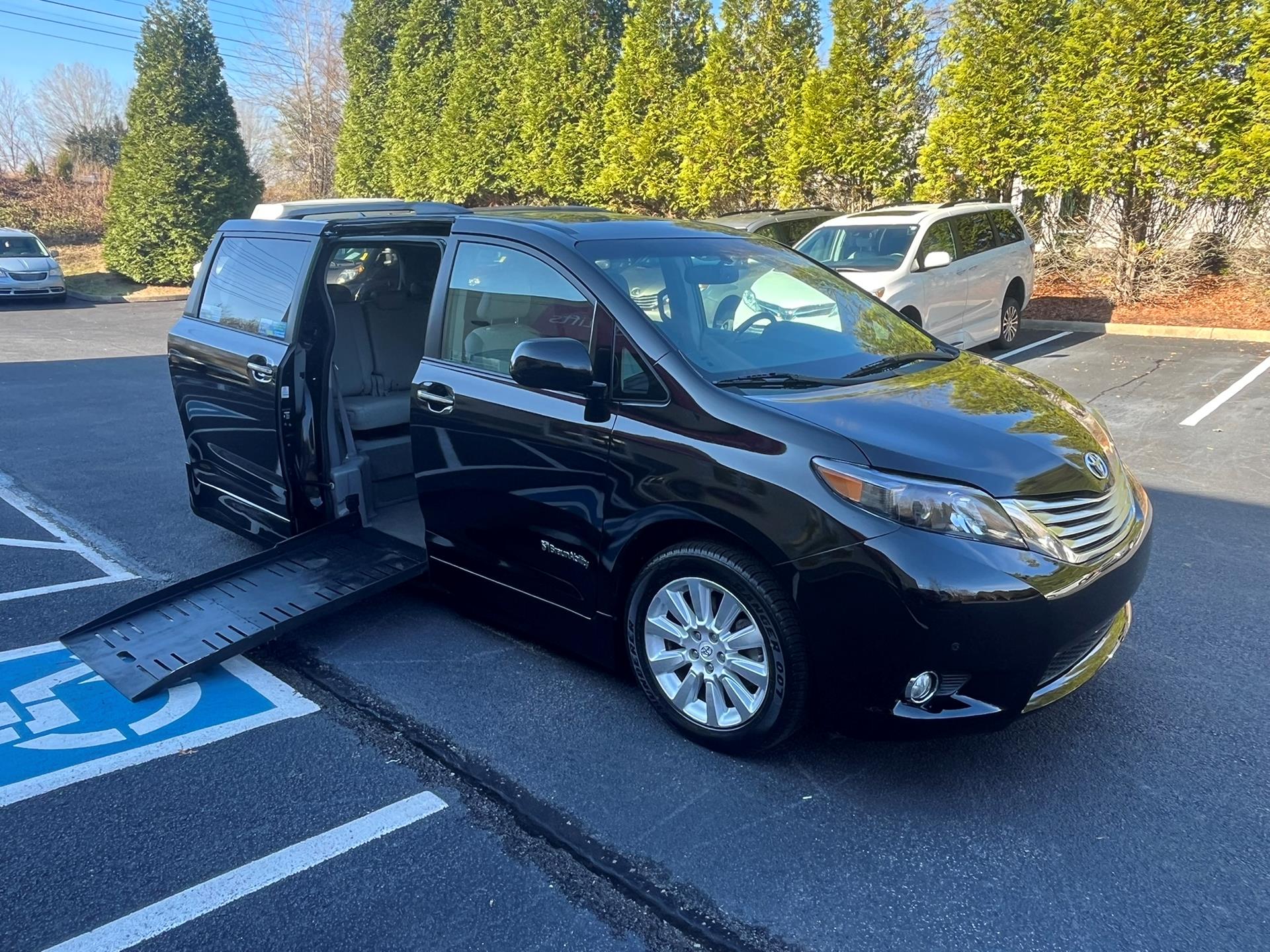 2011 Toyota Sienna XLE's photo