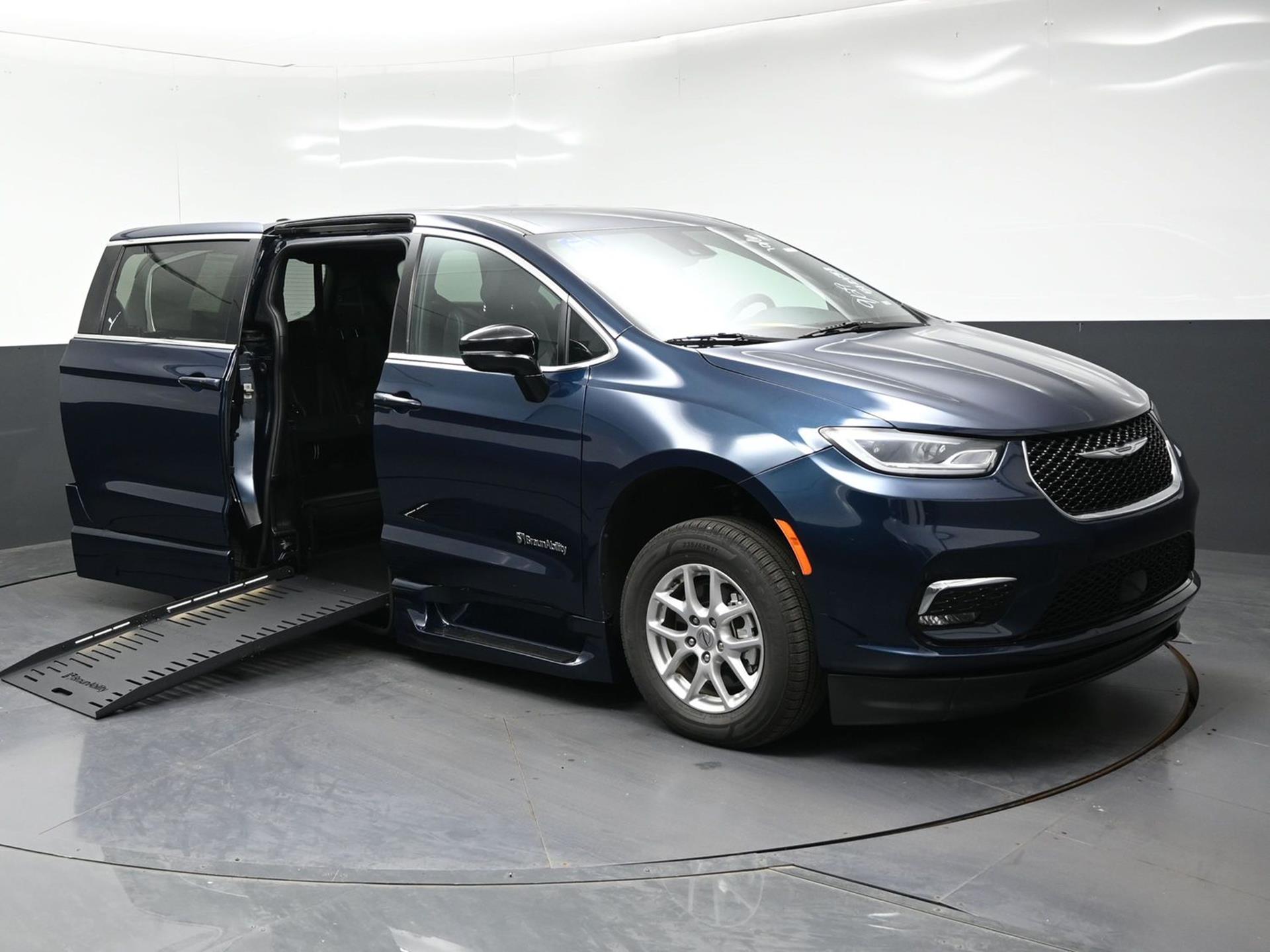 PRE OWNED 2025 Chrysler Pacifica Select