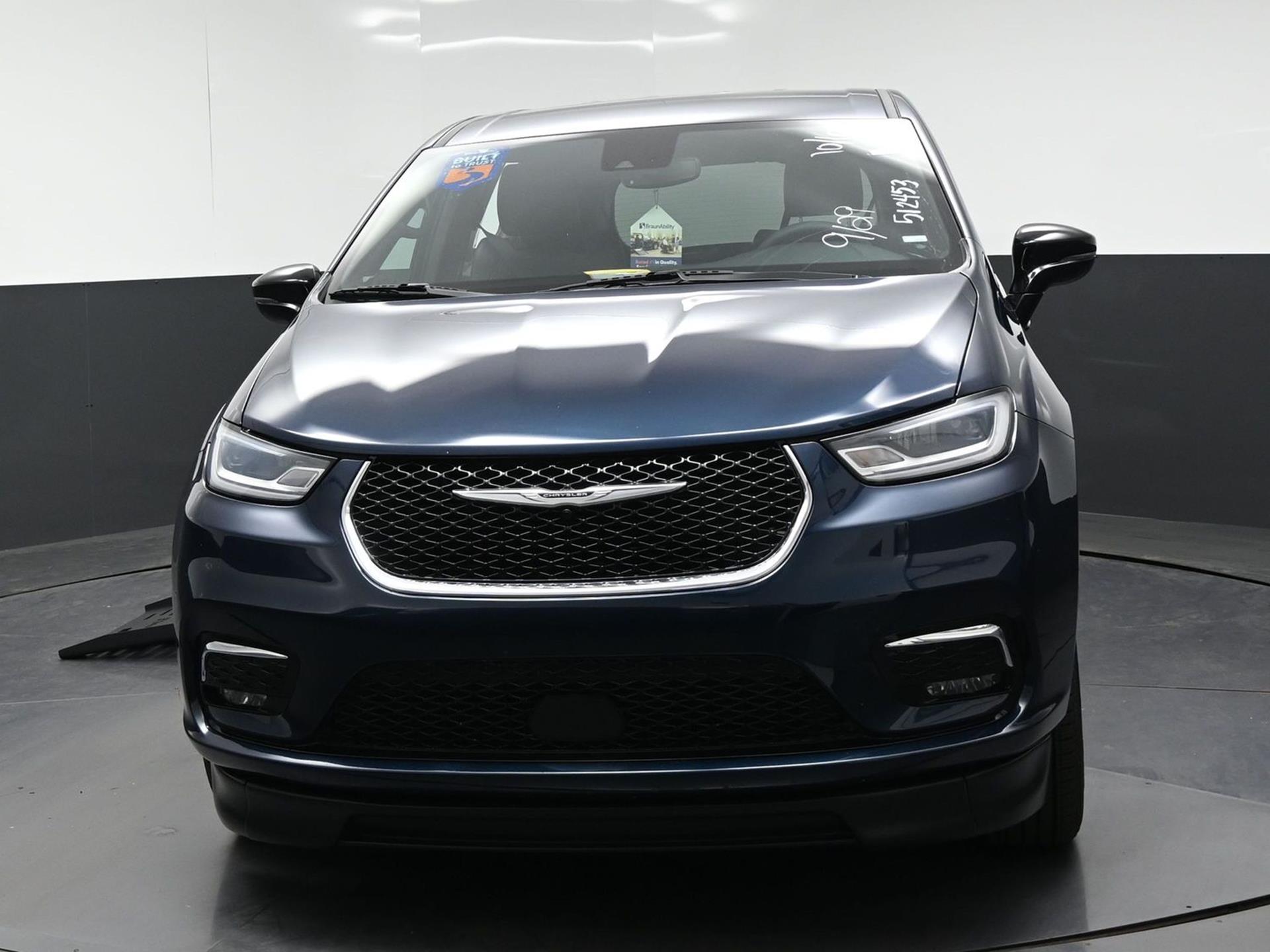PRE OWNED 2025 Chrysler Pacifica Select
