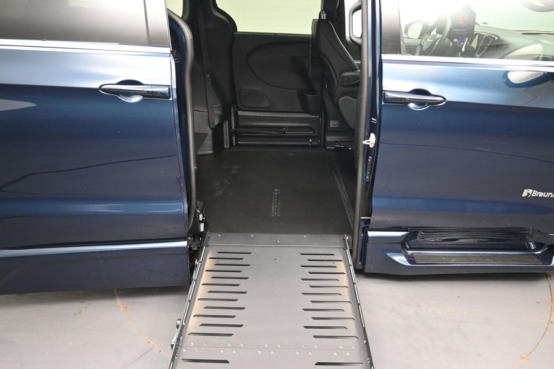 PRE OWNED 2025 Chrysler Pacifica Select