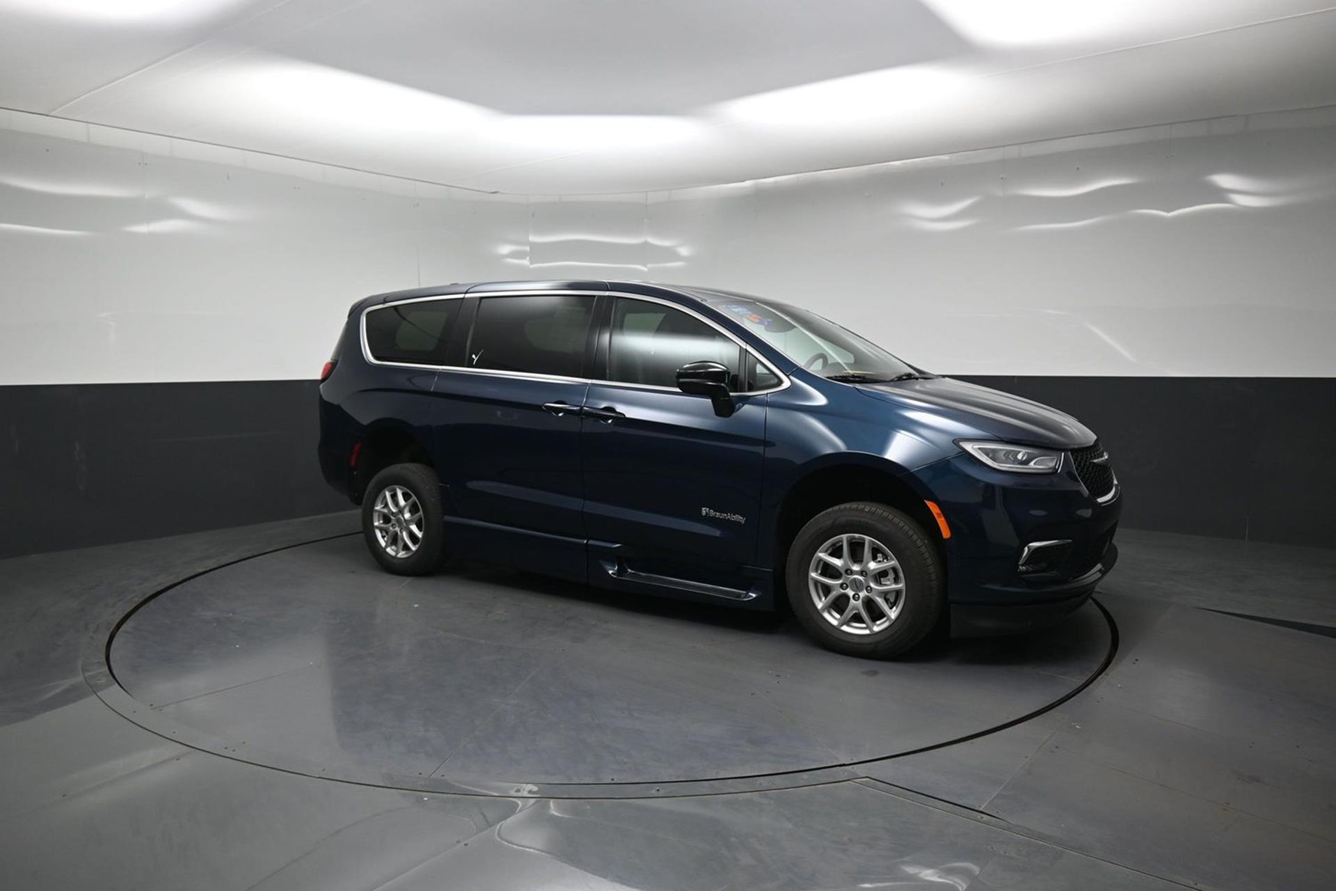 PRE OWNED 2025 Chrysler Pacifica Select