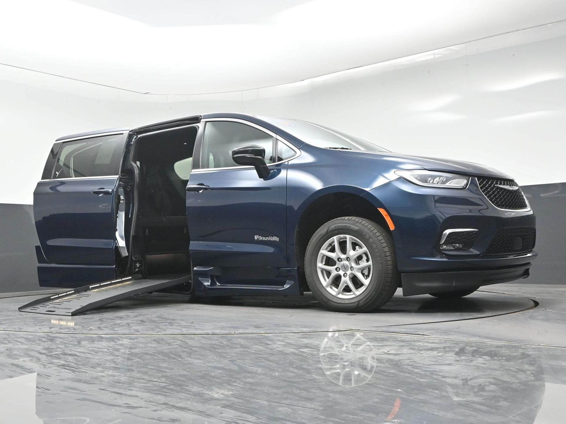PRE OWNED 2025 Chrysler Pacifica Select