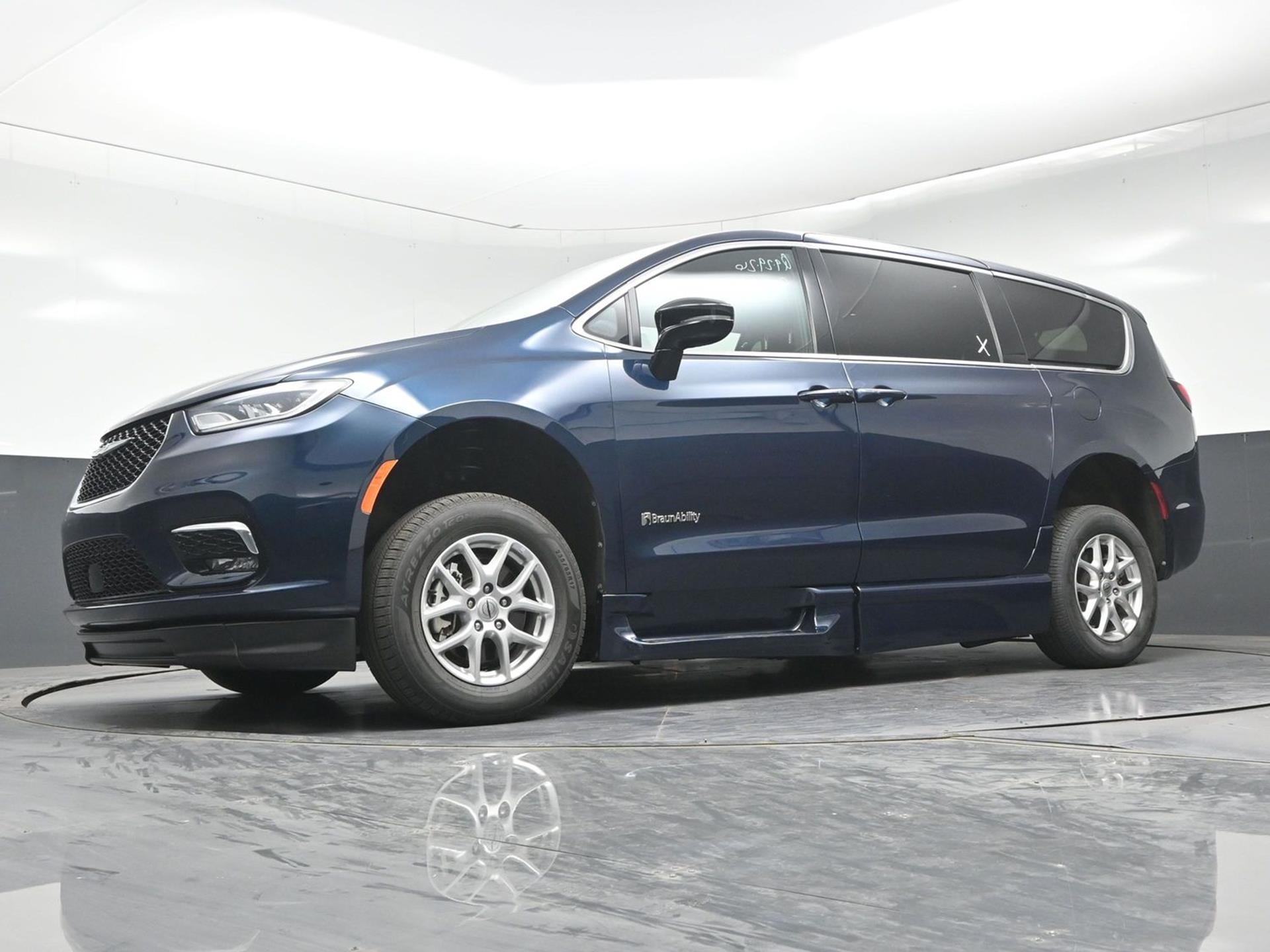 PRE OWNED 2025 Chrysler Pacifica Select