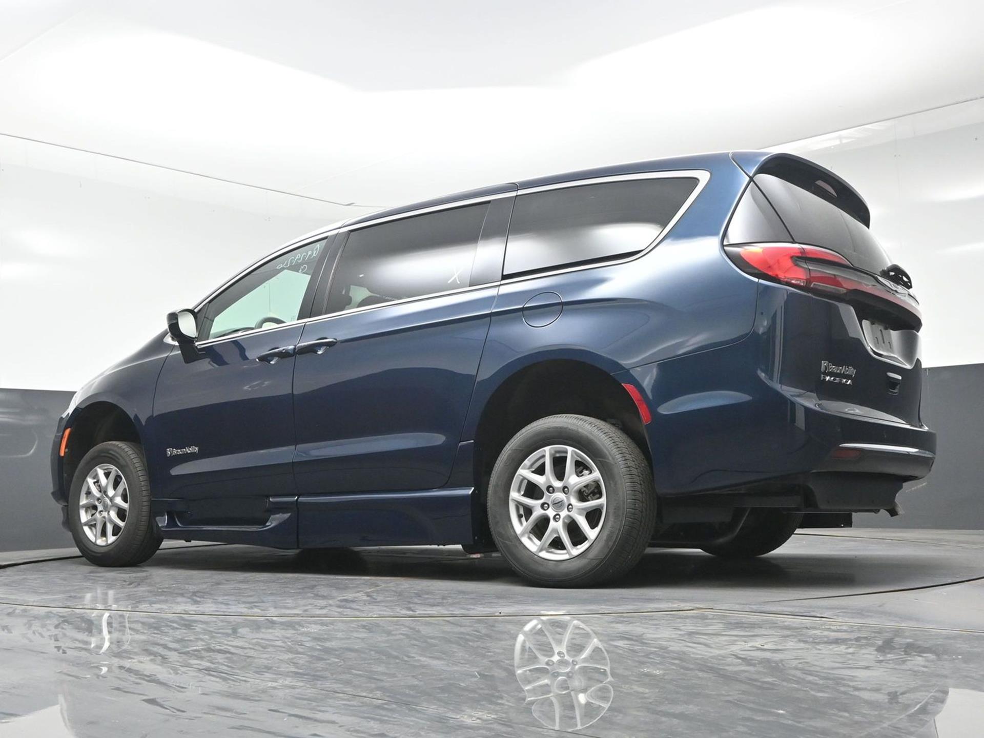 PRE OWNED 2025 Chrysler Pacifica Select