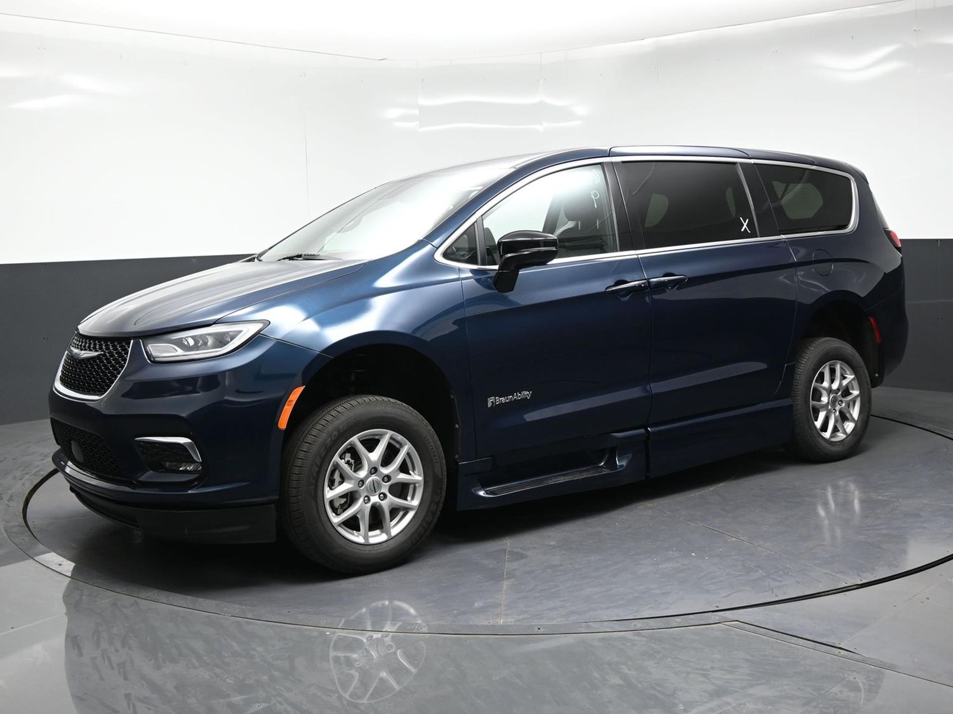 PRE OWNED 2025 Chrysler Pacifica Select
