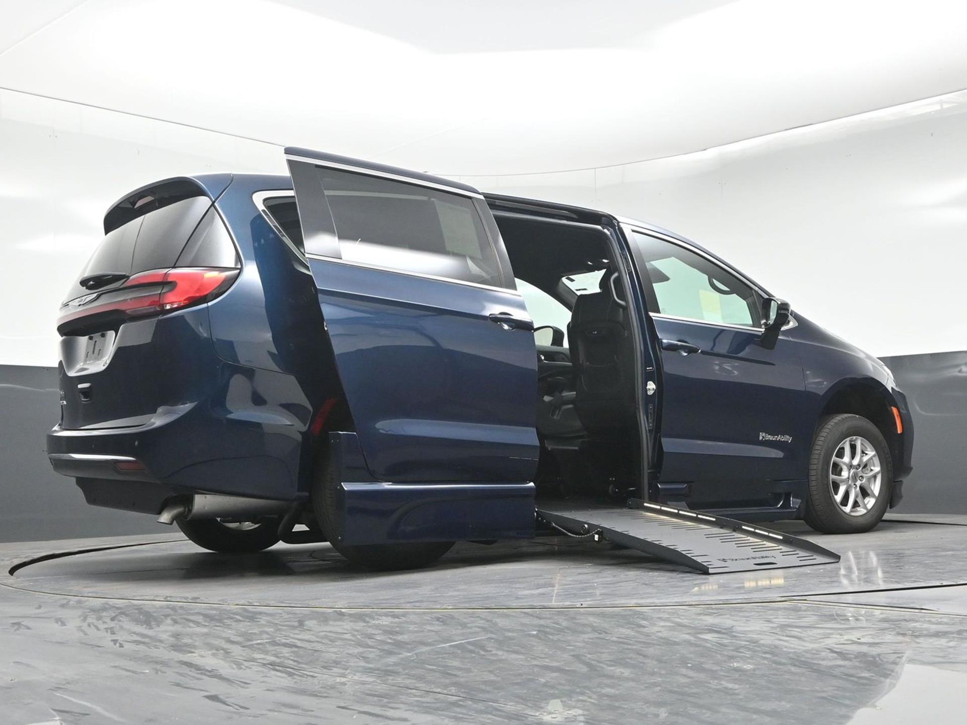 PRE OWNED 2025 Chrysler Pacifica Select