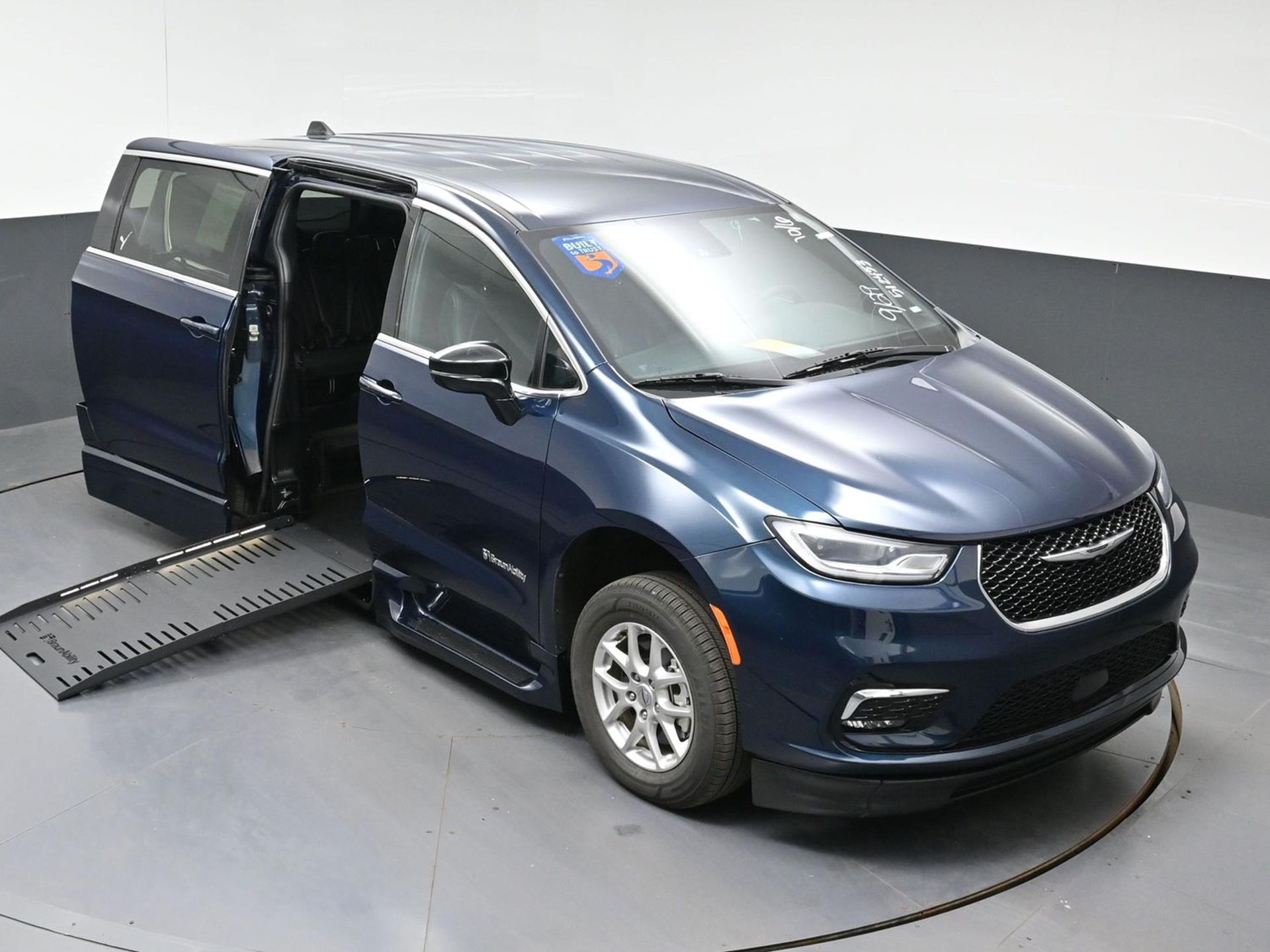 PRE OWNED 2025 Chrysler Pacifica Select
