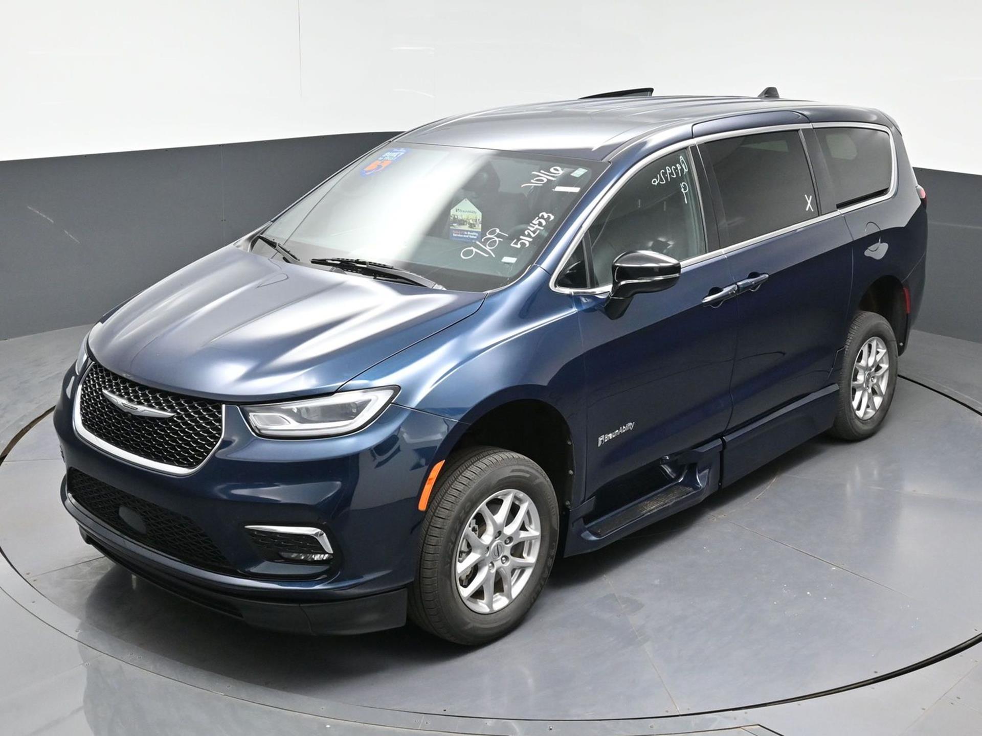 PRE OWNED 2025 Chrysler Pacifica Select
