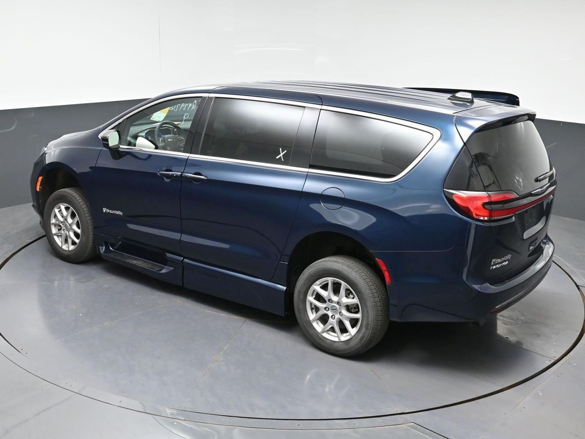 PRE OWNED 2025 Chrysler Pacifica Select