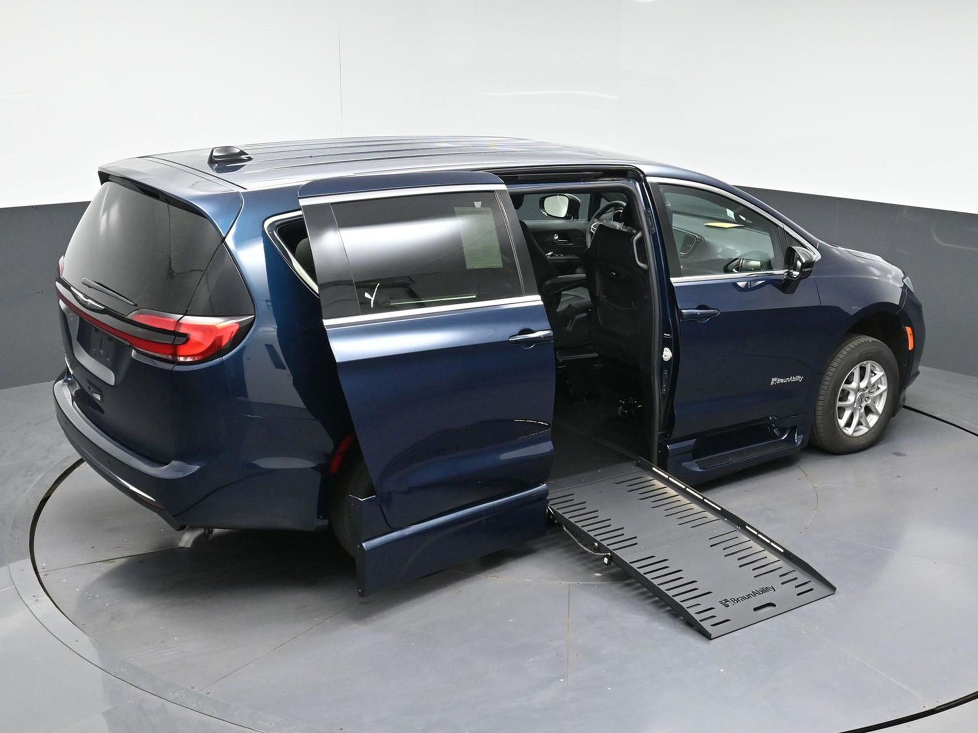 PRE OWNED 2025 Chrysler Pacifica Select