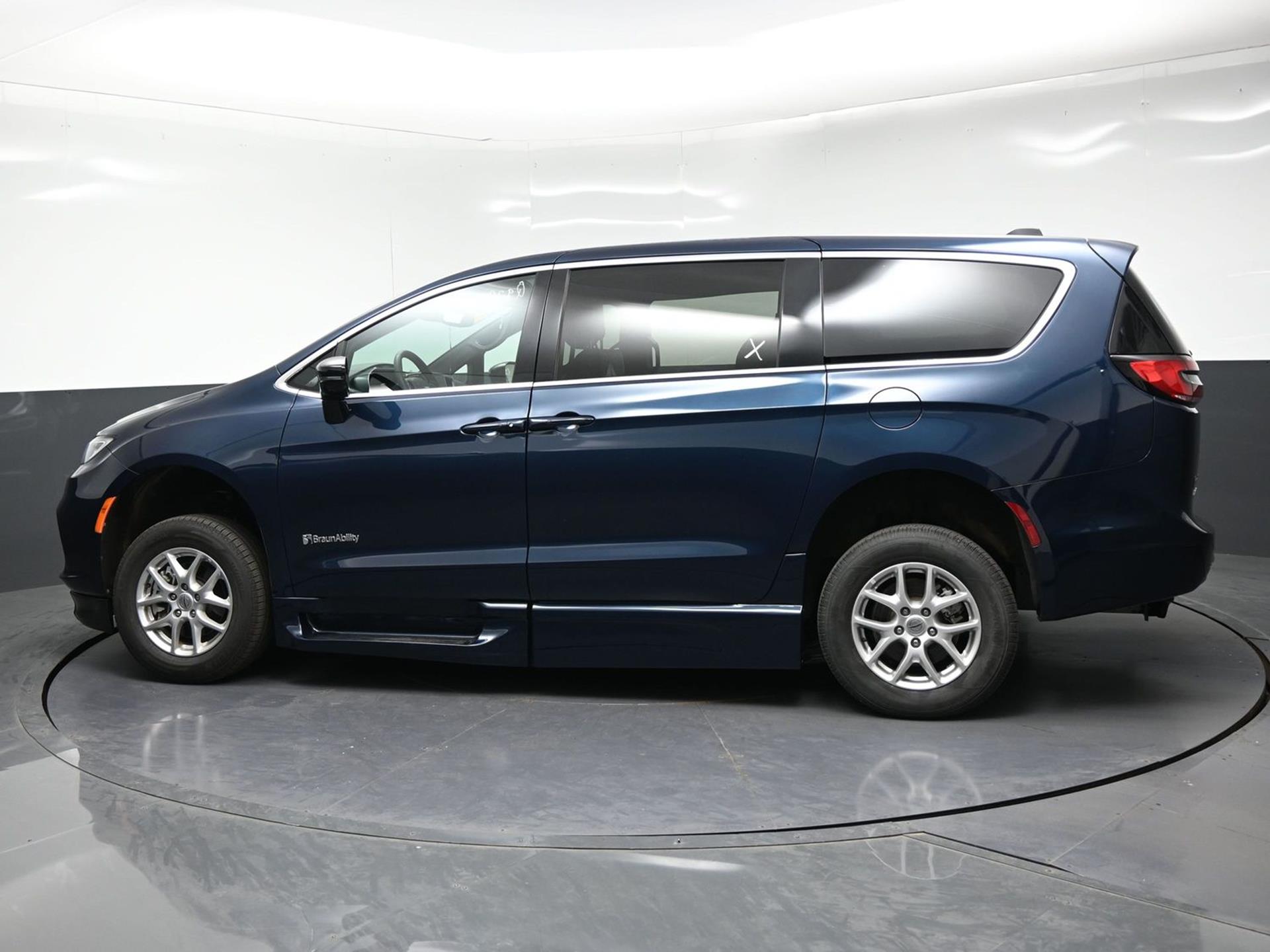 PRE OWNED 2025 Chrysler Pacifica Select