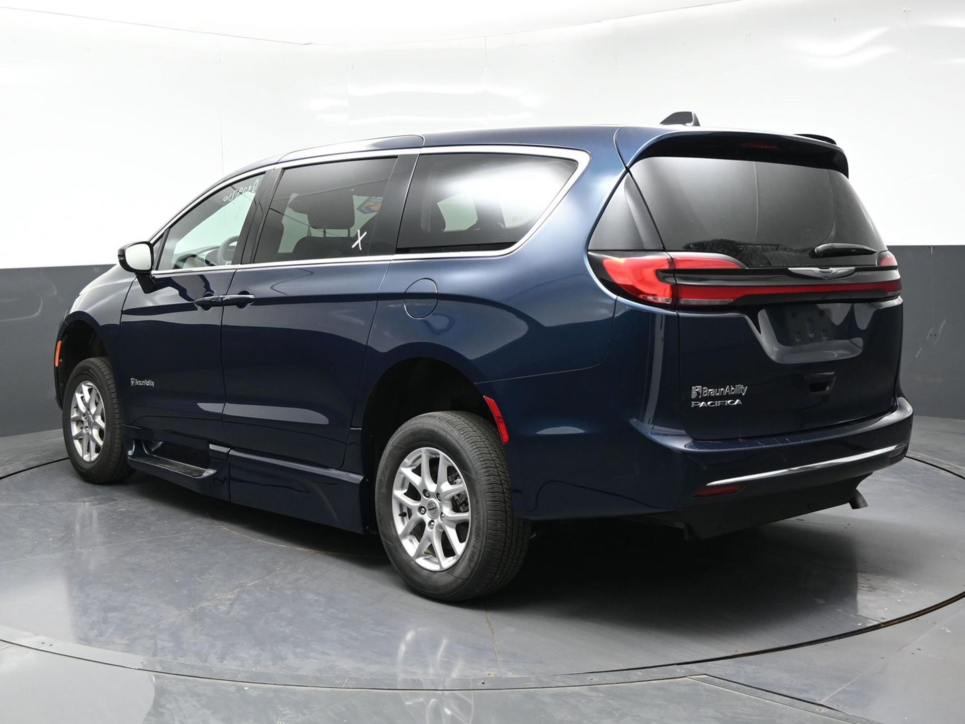 PRE OWNED 2025 Chrysler Pacifica Select