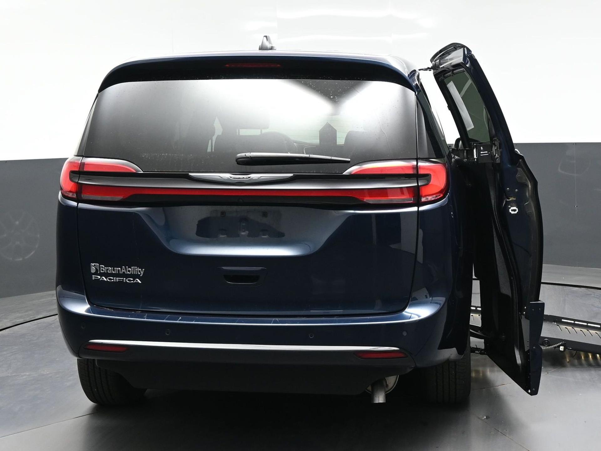 PRE OWNED 2025 Chrysler Pacifica Select