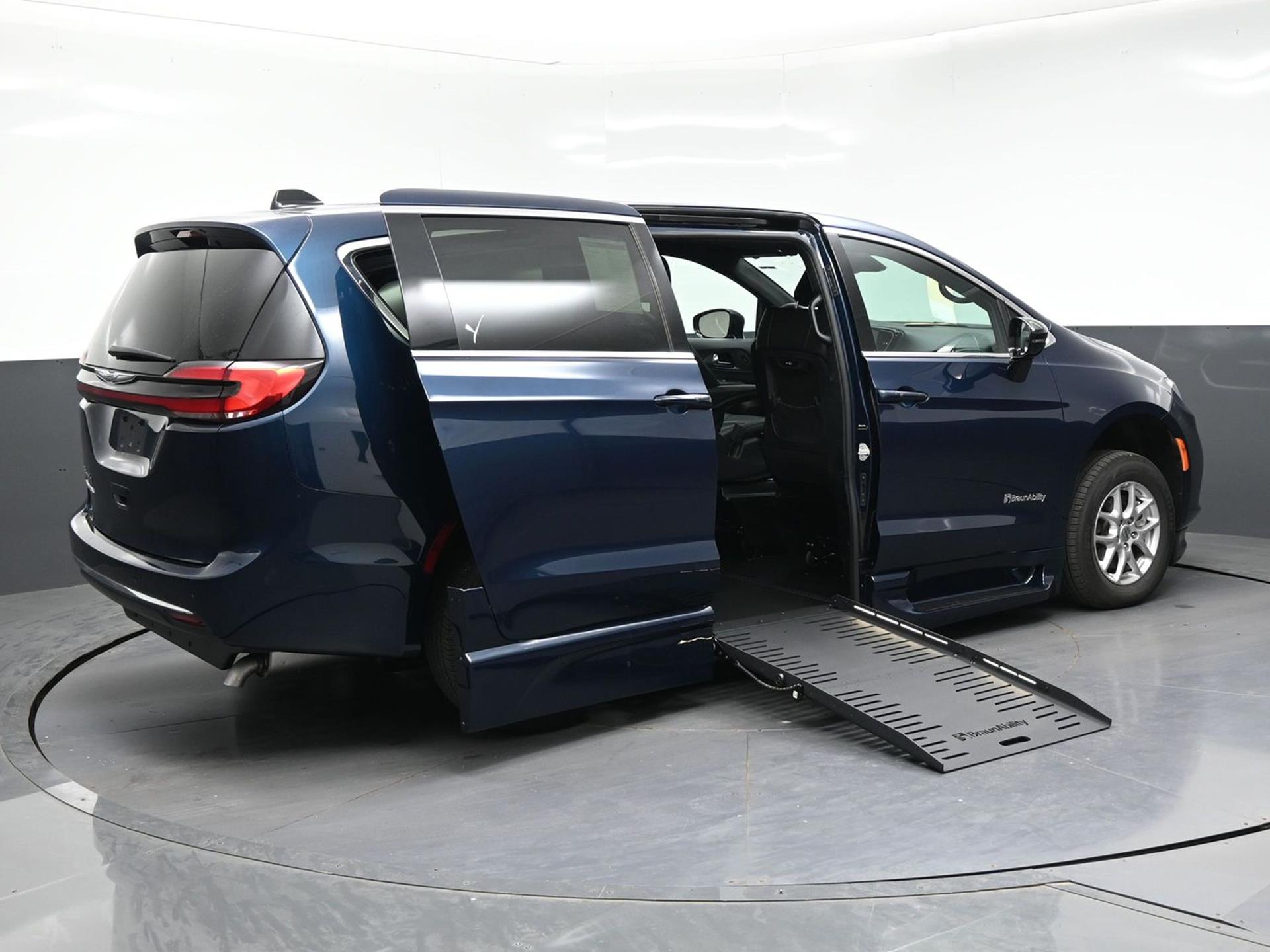PRE OWNED 2025 Chrysler Pacifica Select