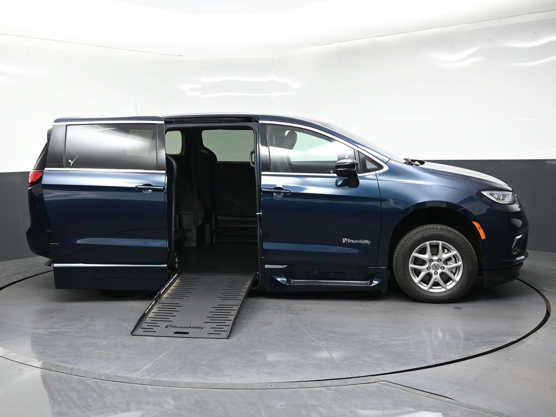 PRE OWNED 2025 Chrysler Pacifica Select