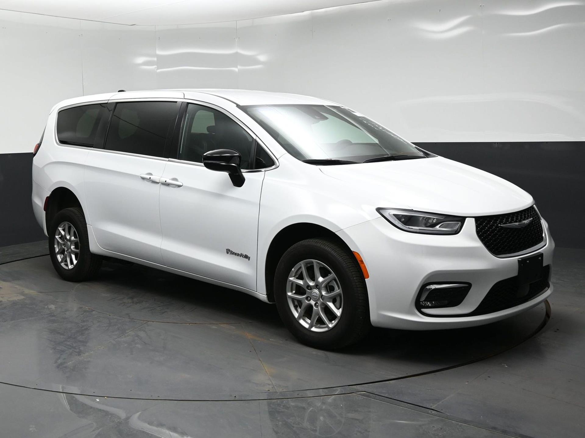 PRE OWNED 2025 Chrysler Pacifica Select