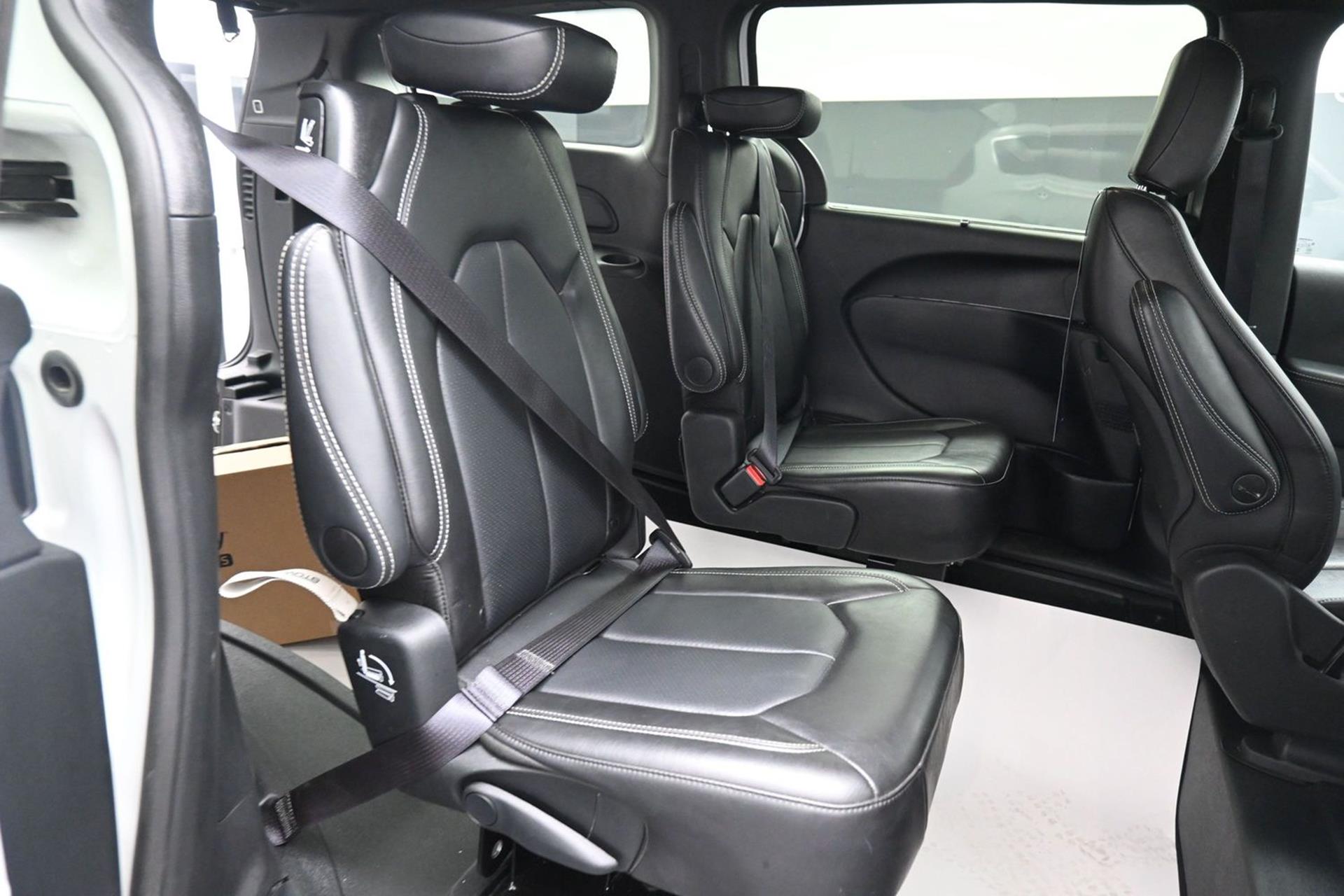 PRE OWNED 2025 Chrysler Pacifica Select
