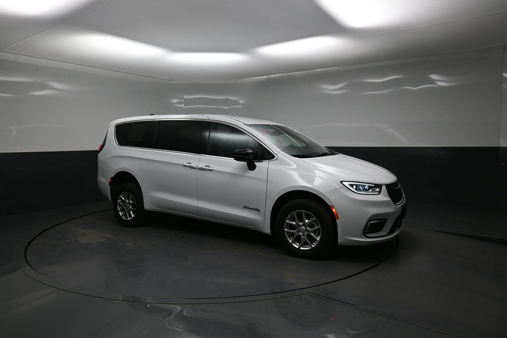 PRE OWNED 2025 Chrysler Pacifica Select