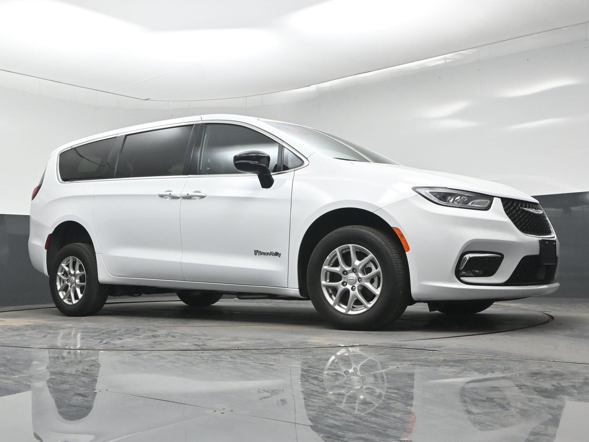 PRE OWNED 2025 Chrysler Pacifica Select