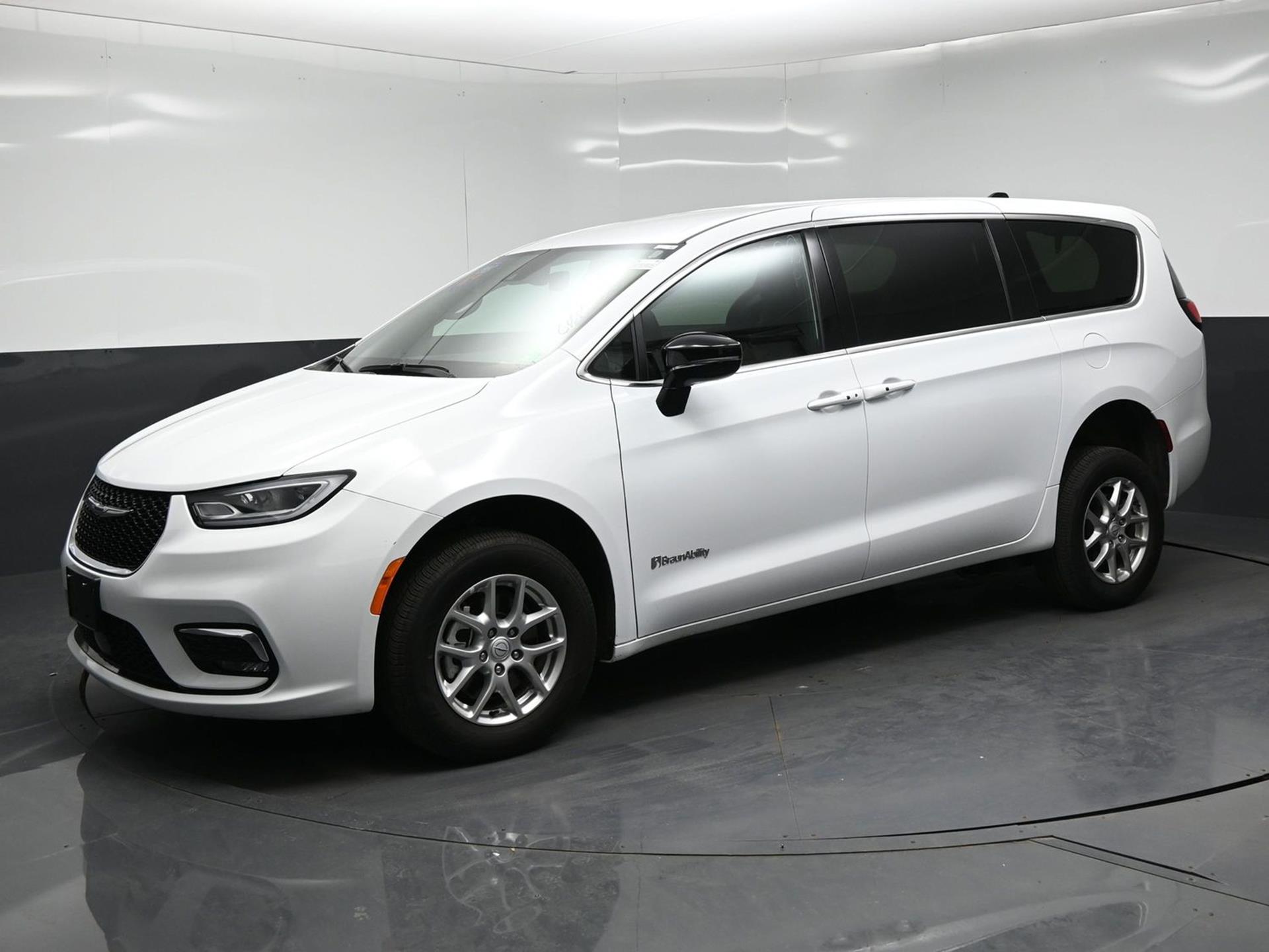 PRE OWNED 2025 Chrysler Pacifica Select