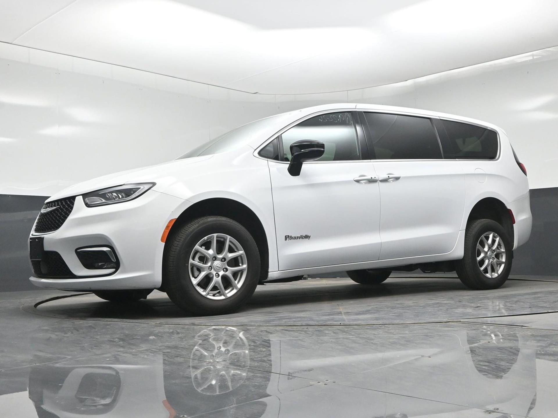 PRE OWNED 2025 Chrysler Pacifica Select