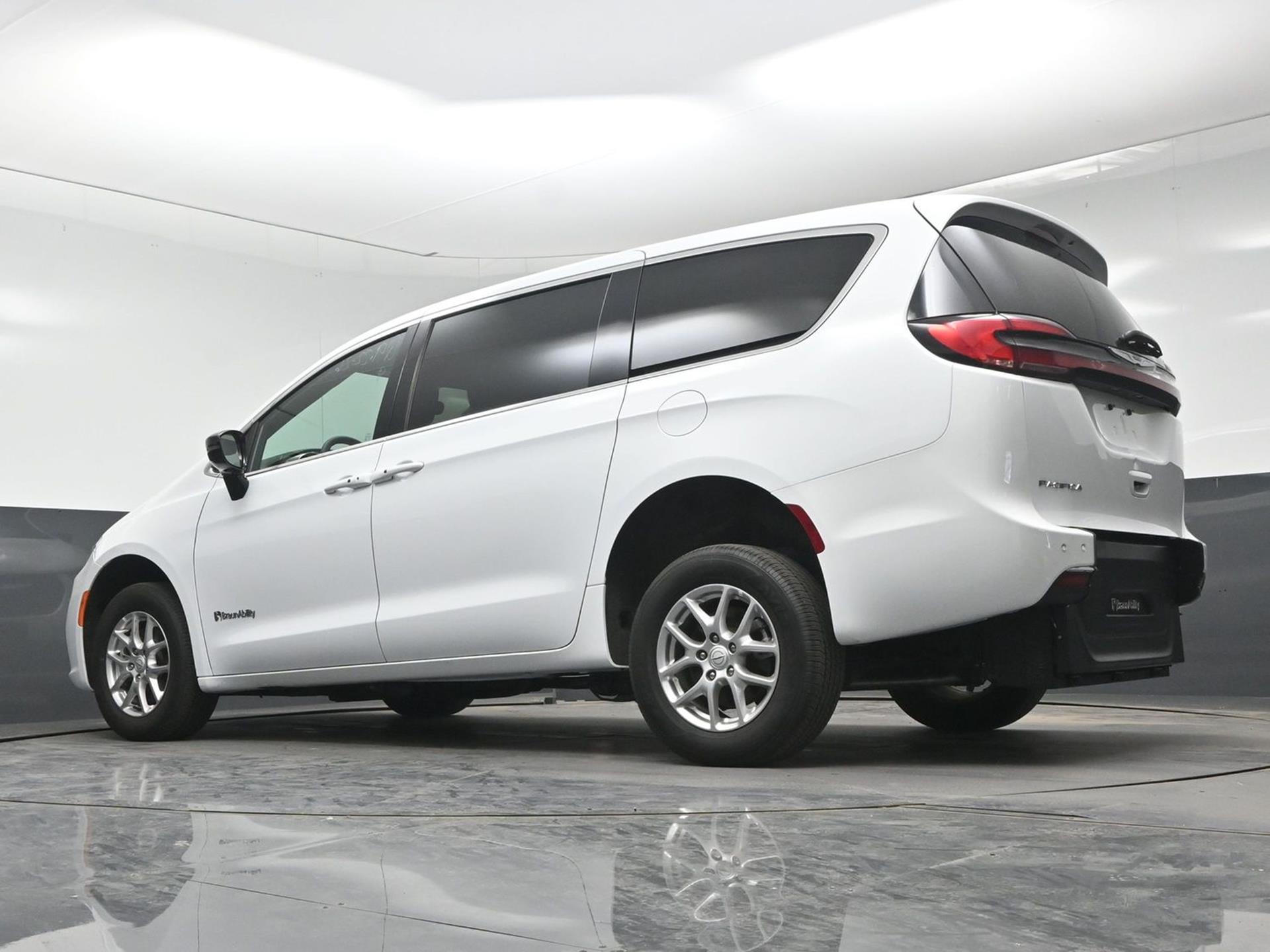 PRE OWNED 2025 Chrysler Pacifica Select