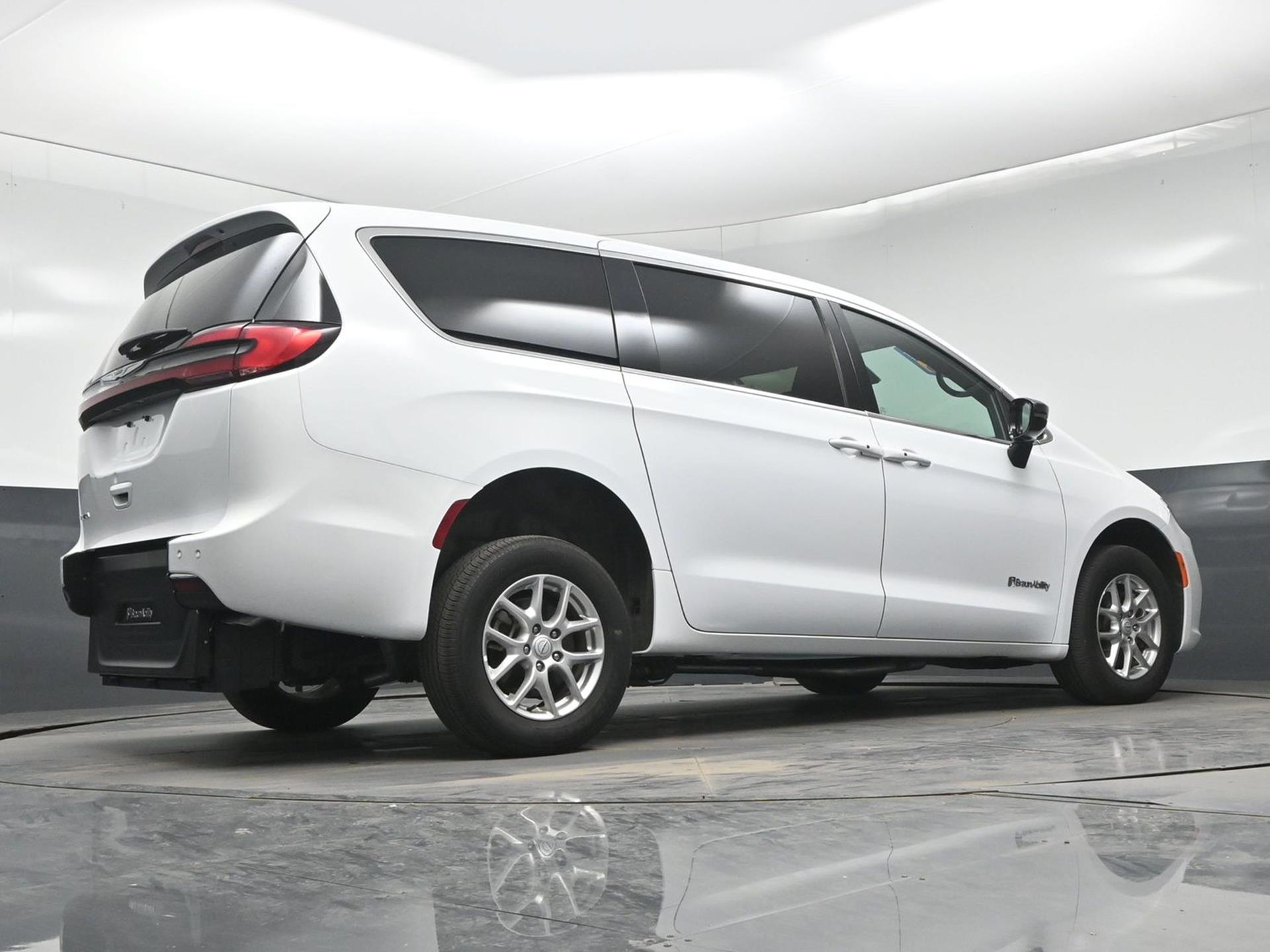 PRE OWNED 2025 Chrysler Pacifica Select
