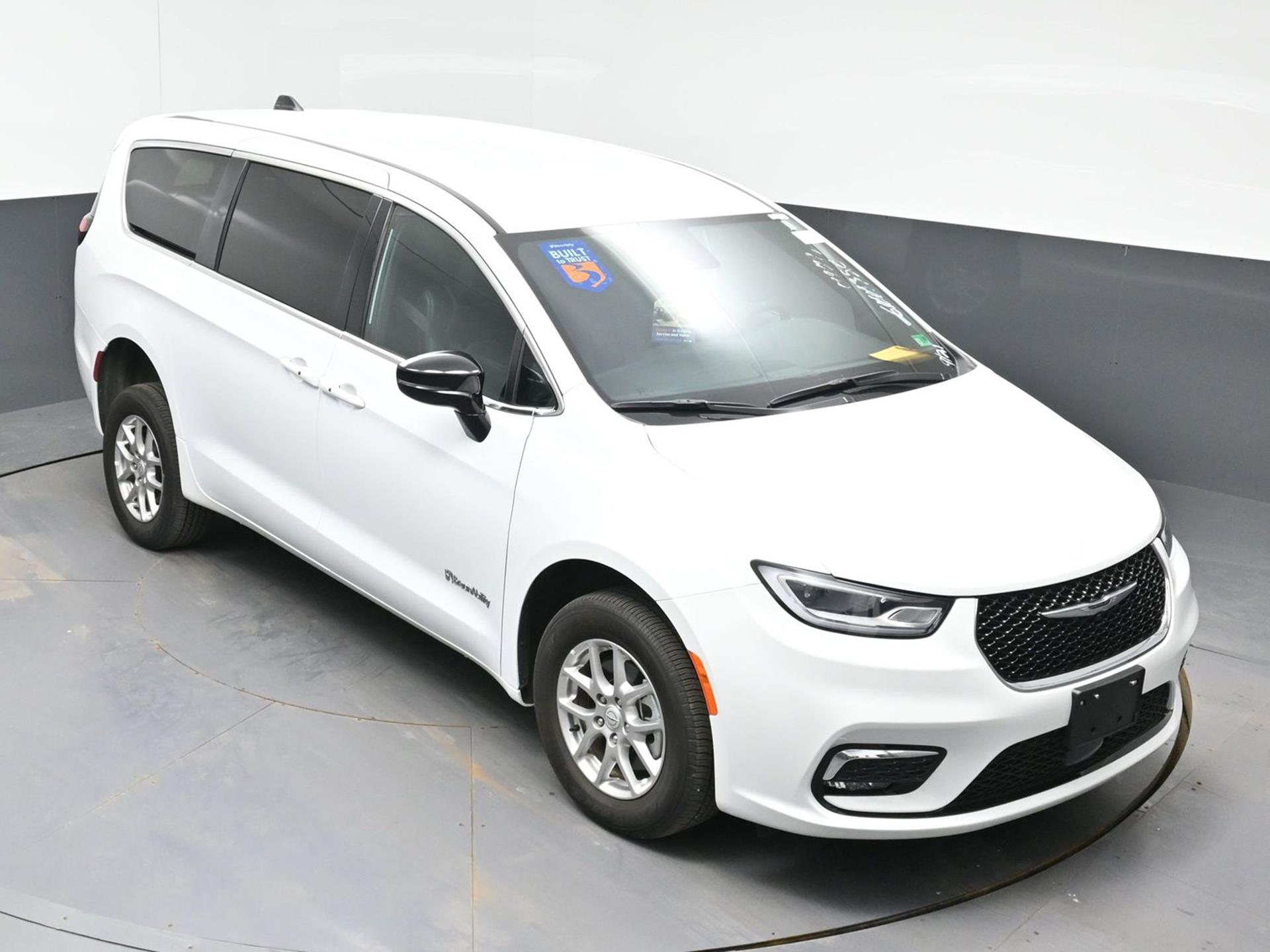 PRE OWNED 2025 Chrysler Pacifica Select