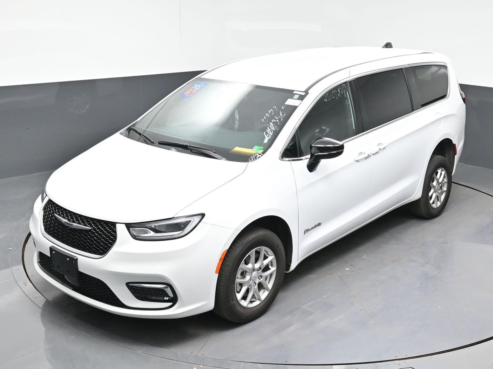 PRE OWNED 2025 Chrysler Pacifica Select