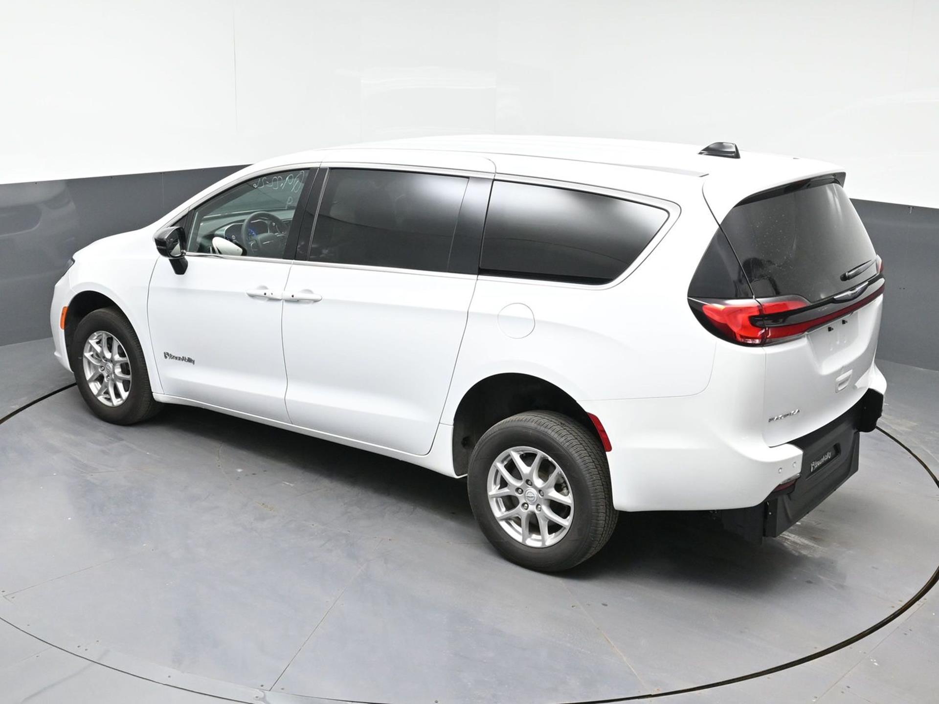 PRE OWNED 2025 Chrysler Pacifica Select