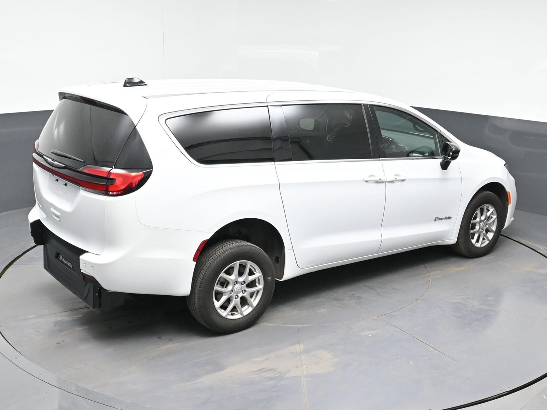 PRE OWNED 2025 Chrysler Pacifica Select