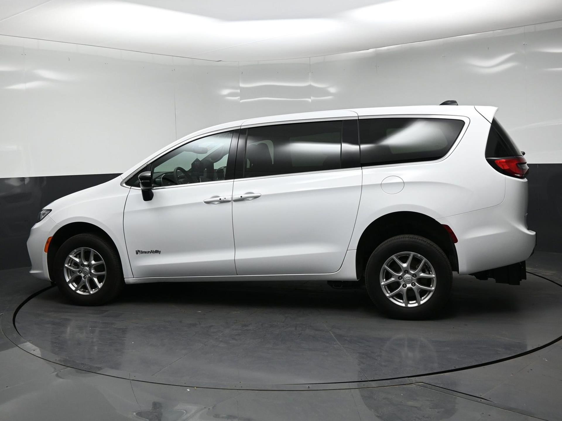 PRE OWNED 2025 Chrysler Pacifica Select
