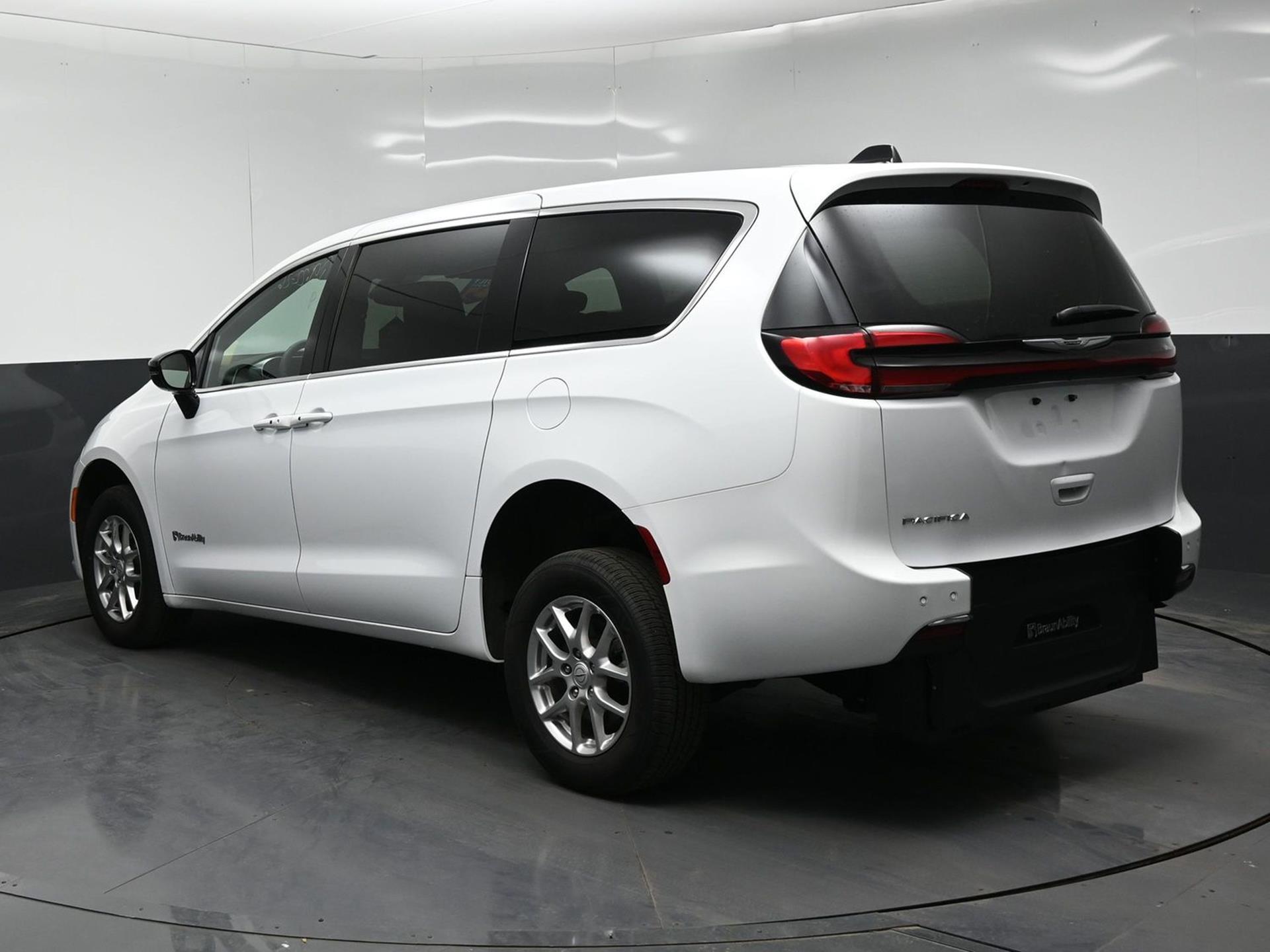 PRE OWNED 2025 Chrysler Pacifica Select