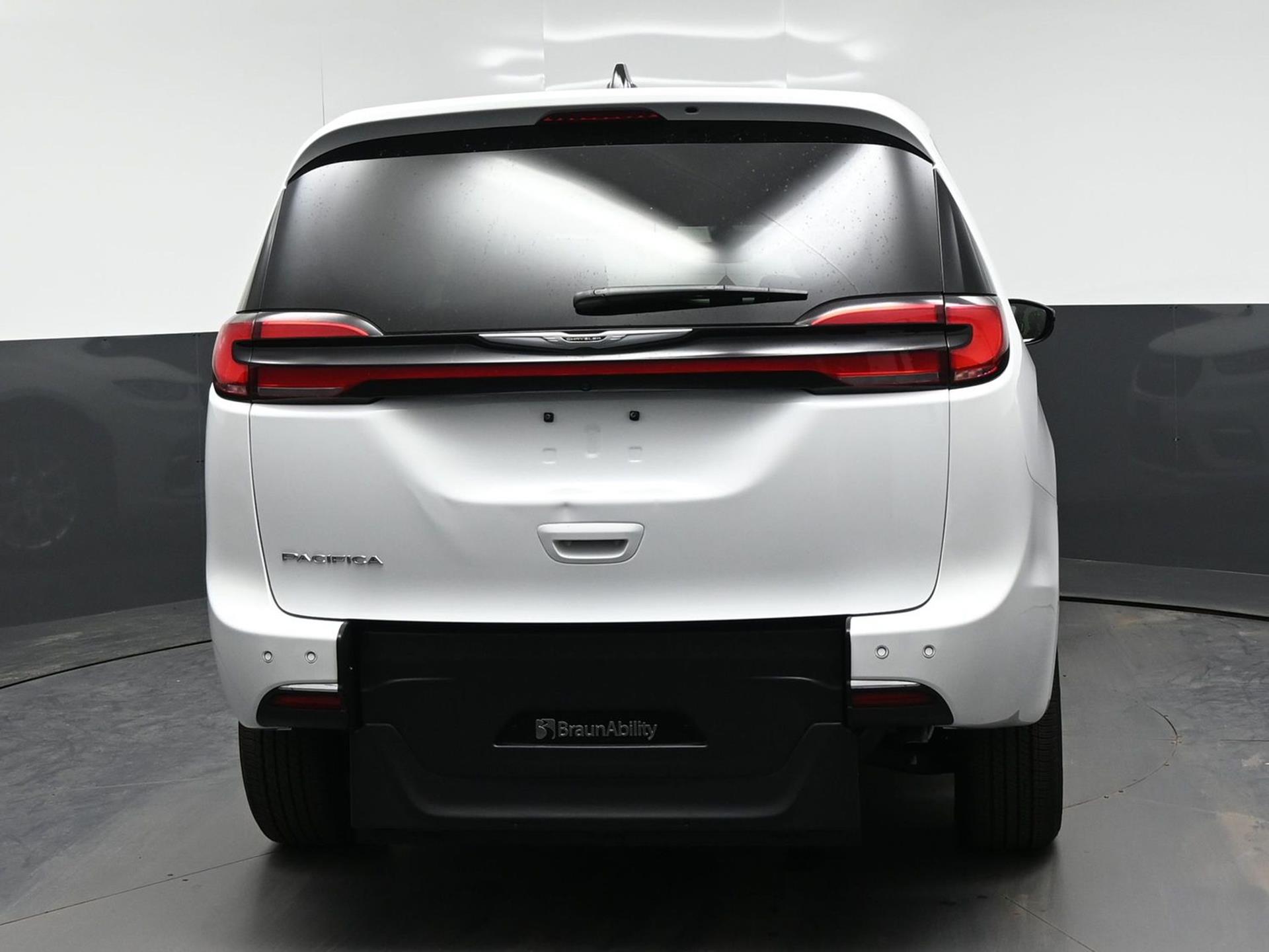 PRE OWNED 2025 Chrysler Pacifica Select