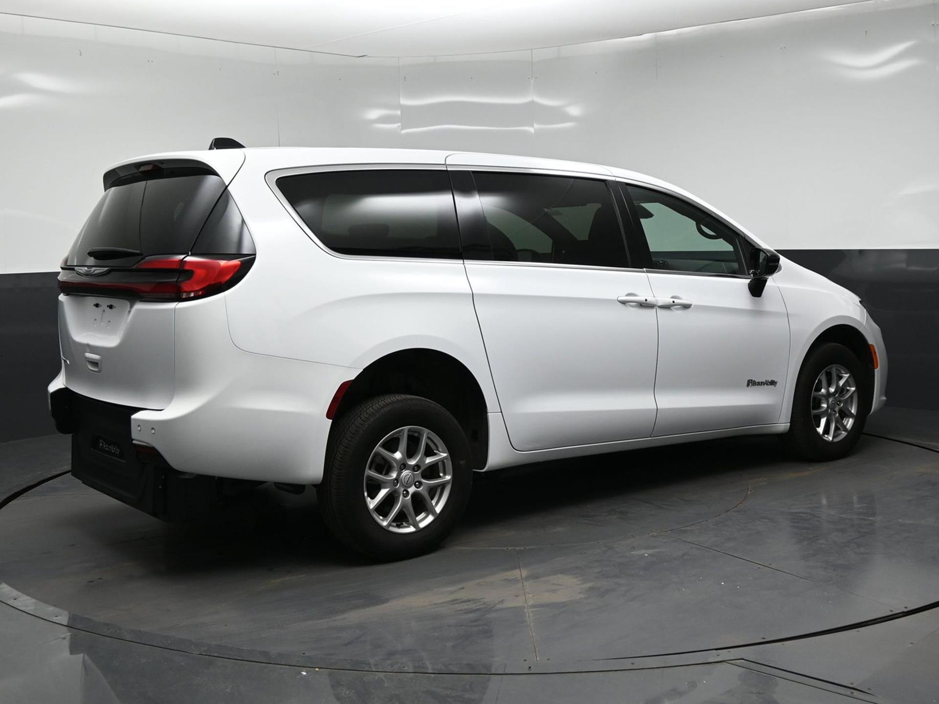 PRE OWNED 2025 Chrysler Pacifica Select