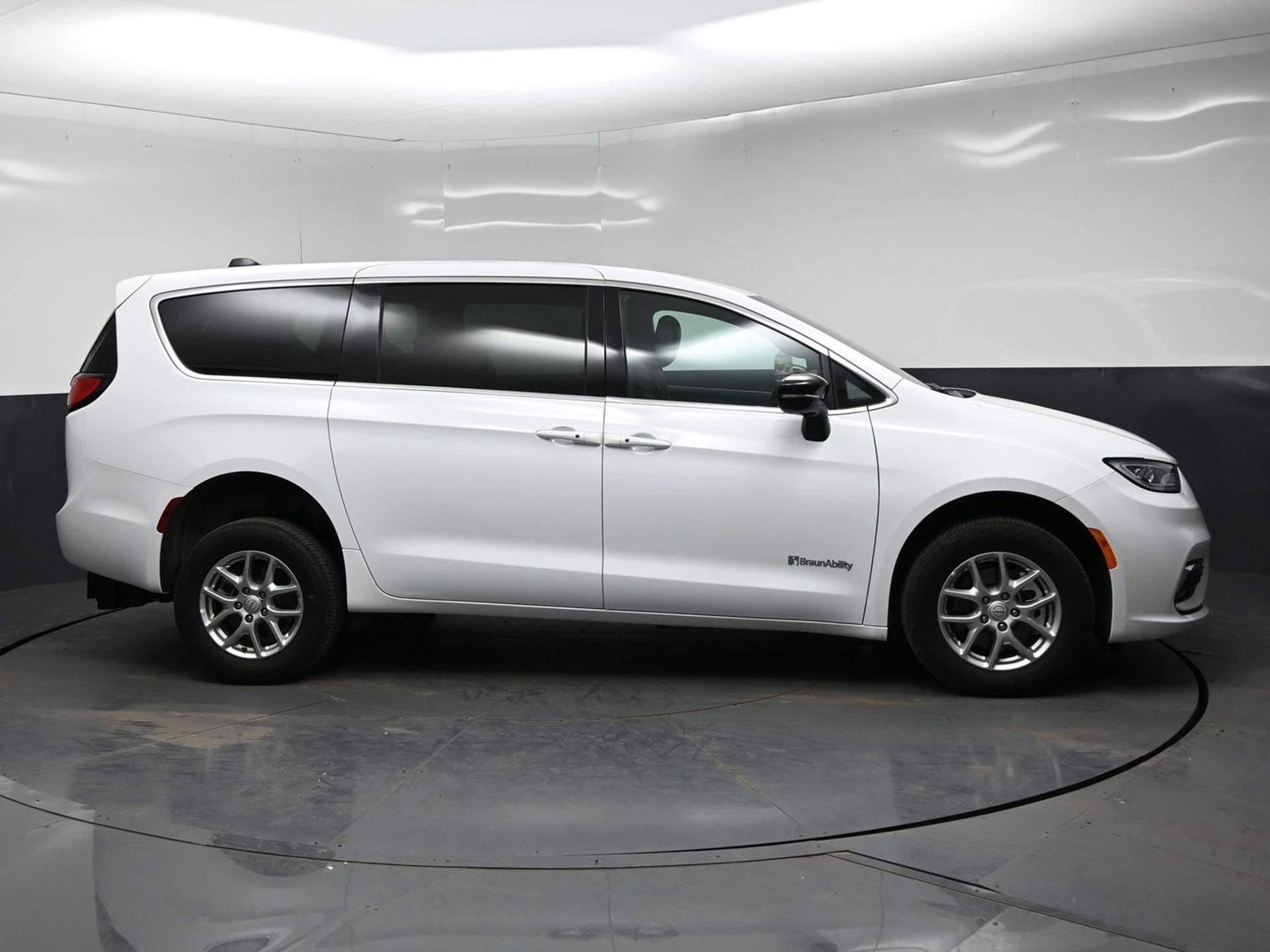 PRE OWNED 2025 Chrysler Pacifica Select