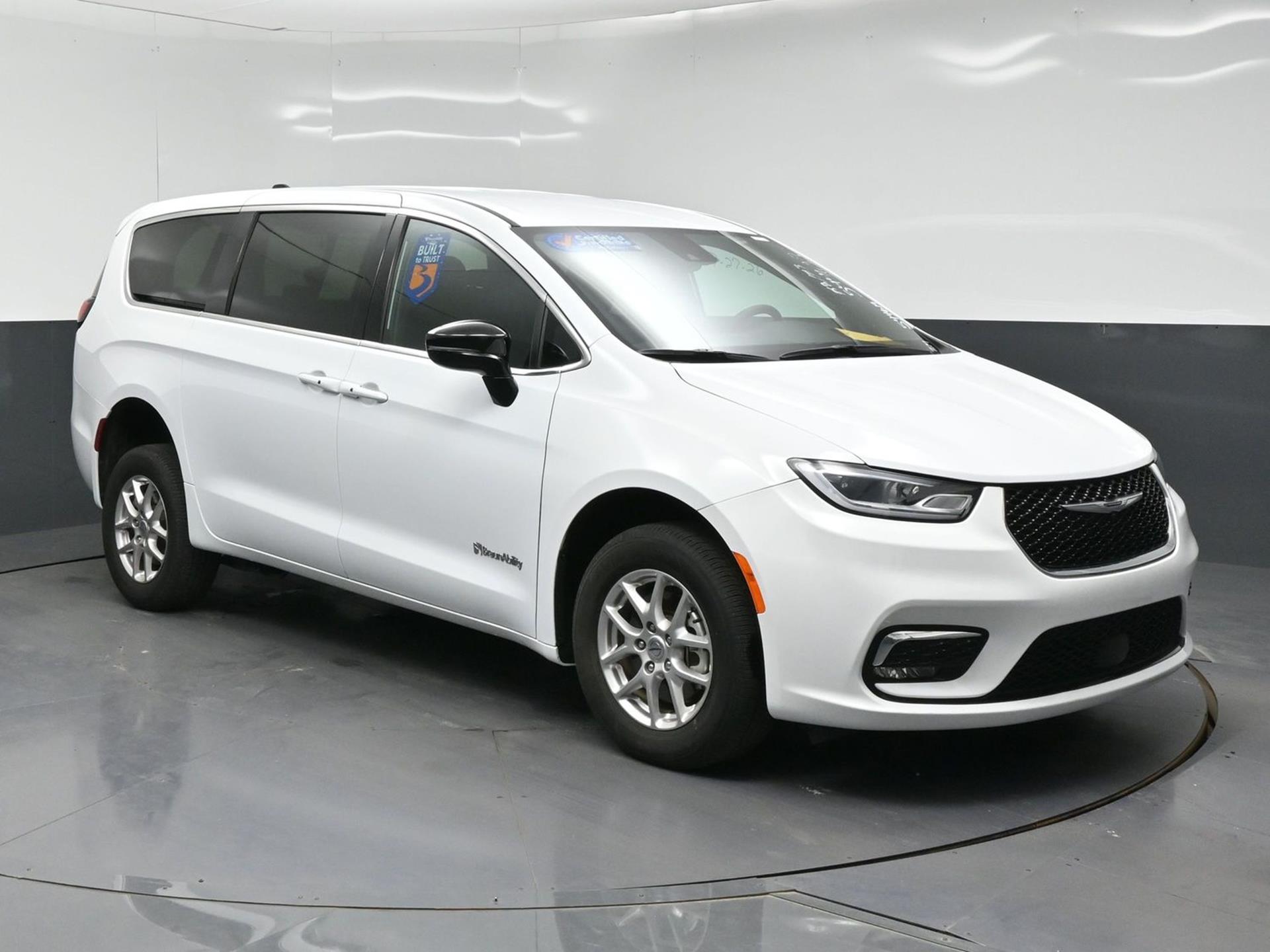 PRE OWNED 2025 Chrysler Pacifica Select
