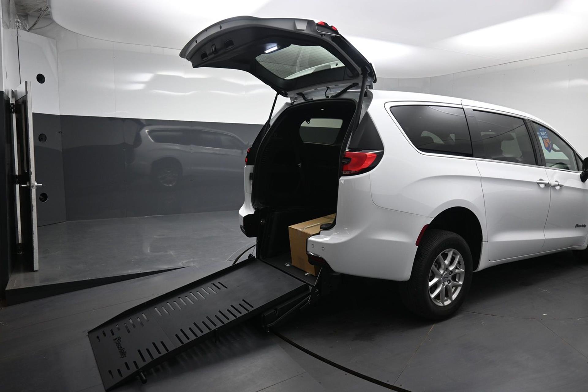 PRE OWNED 2025 Chrysler Pacifica Select