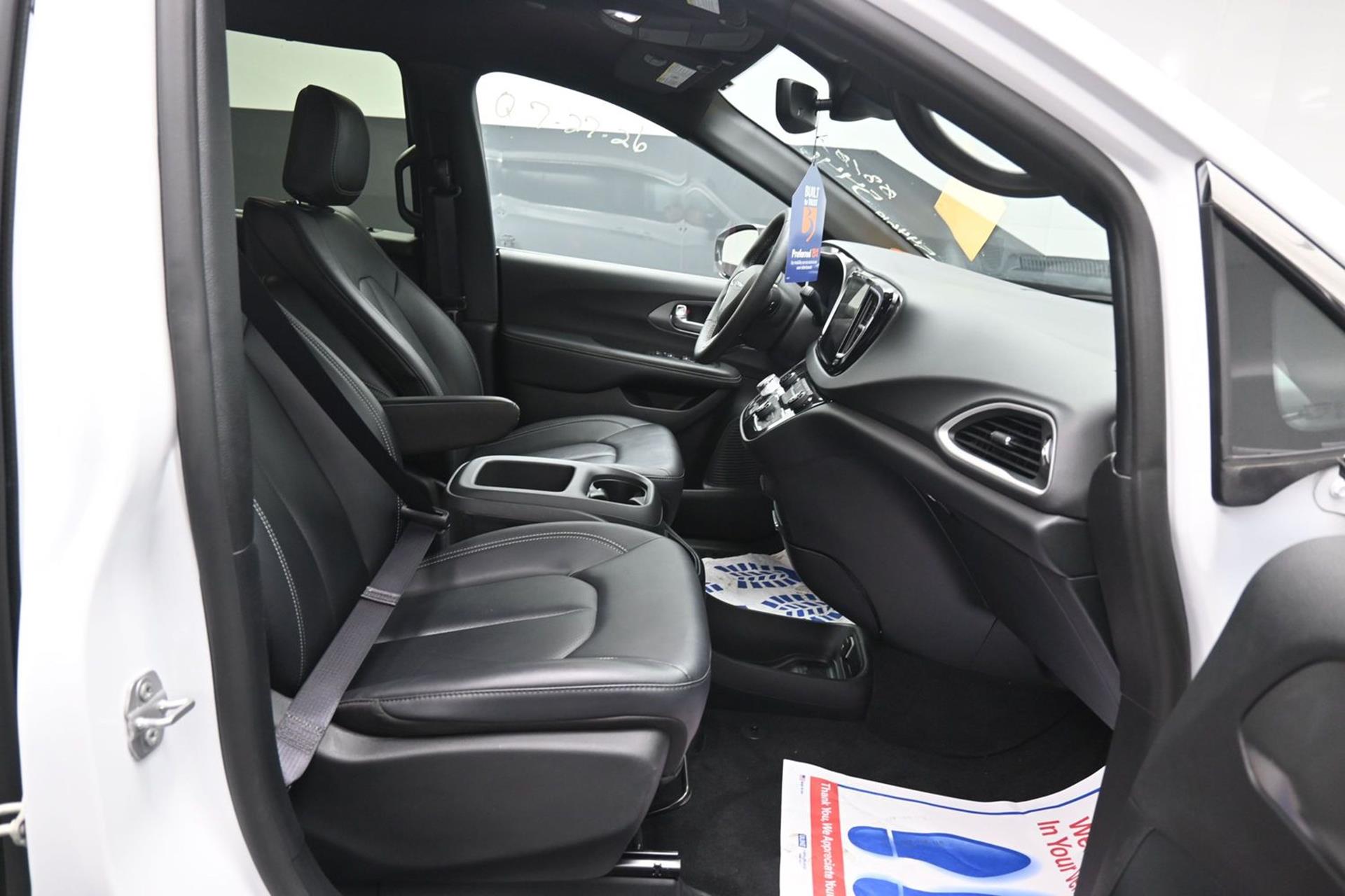PRE OWNED 2025 Chrysler Pacifica Select
