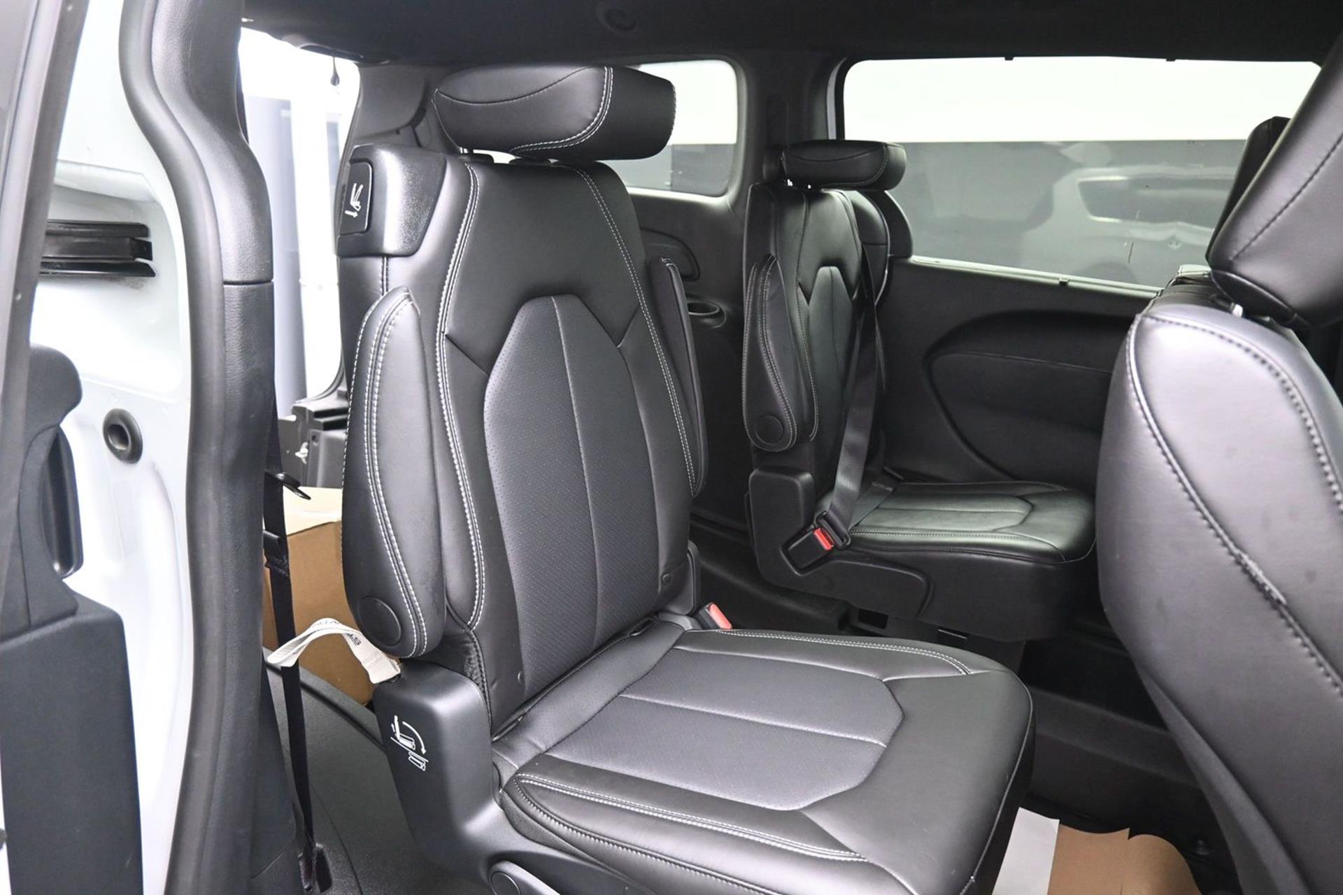 PRE OWNED 2025 Chrysler Pacifica Select