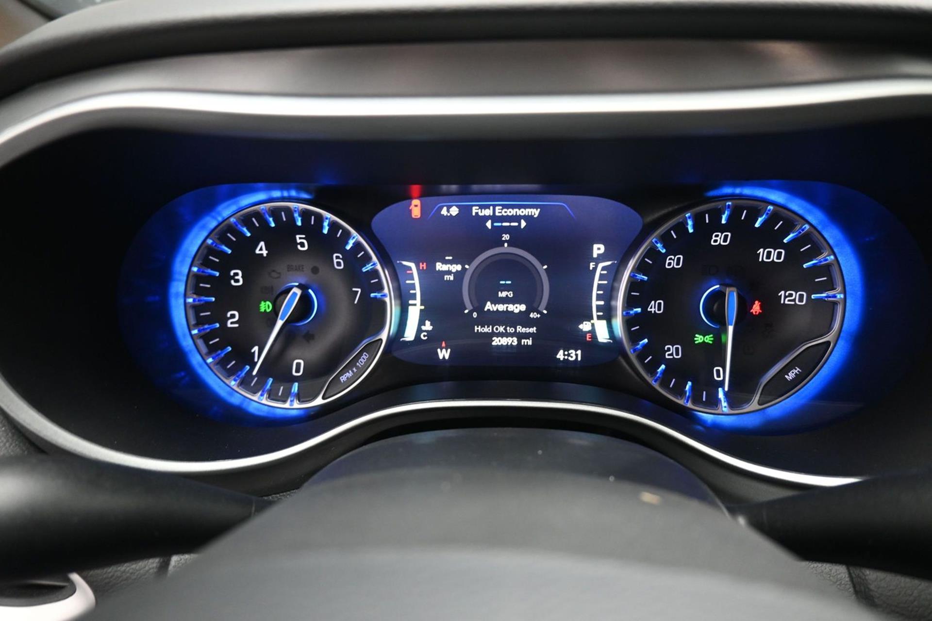 PRE OWNED 2025 Chrysler Pacifica Select