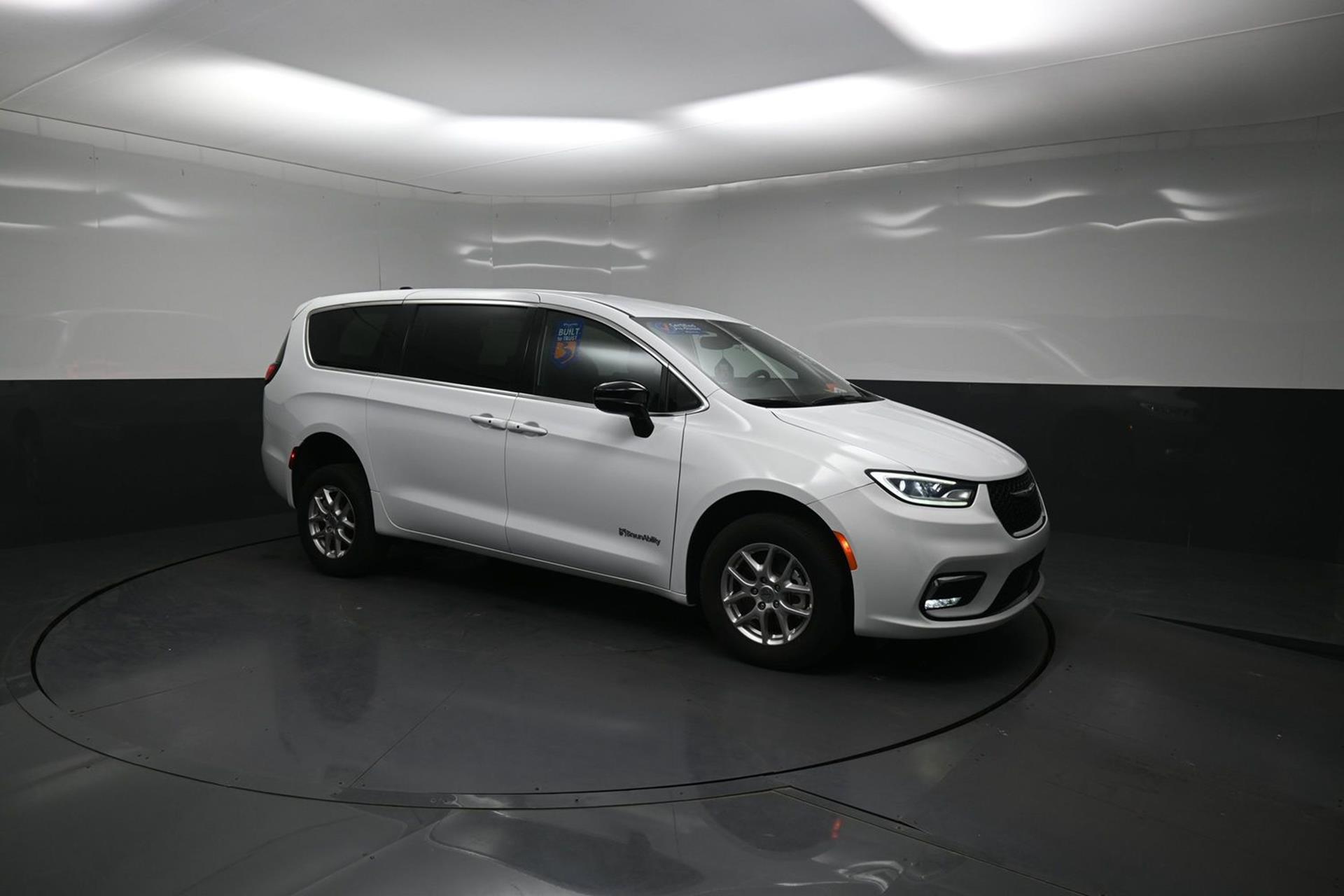 PRE OWNED 2025 Chrysler Pacifica Select