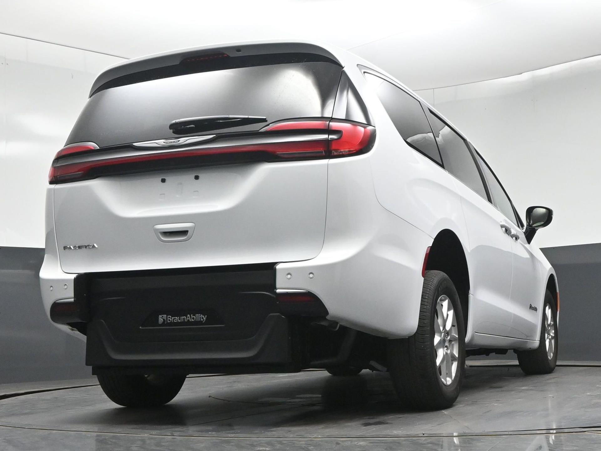 PRE OWNED 2025 Chrysler Pacifica Select