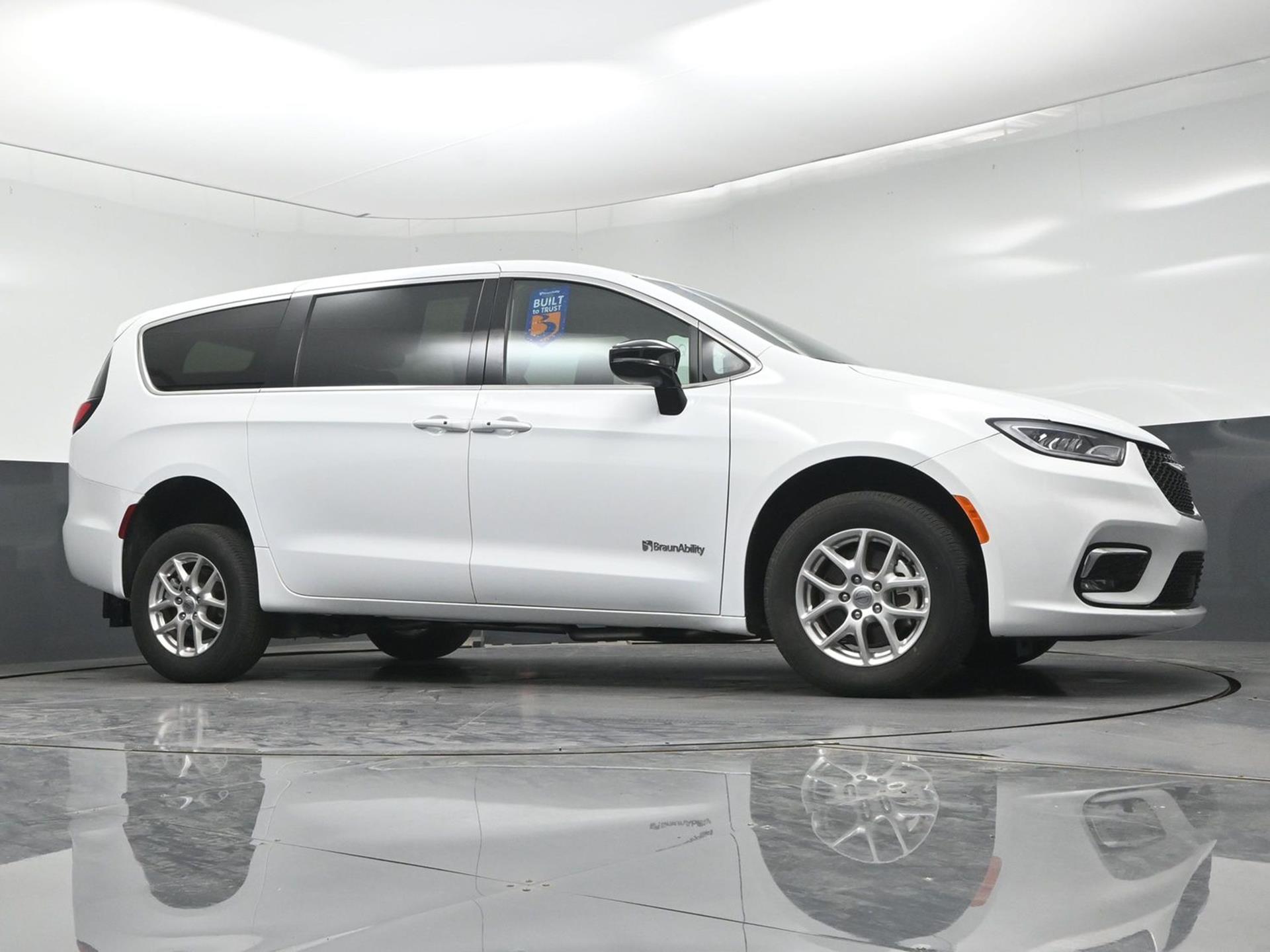 PRE OWNED 2025 Chrysler Pacifica Select