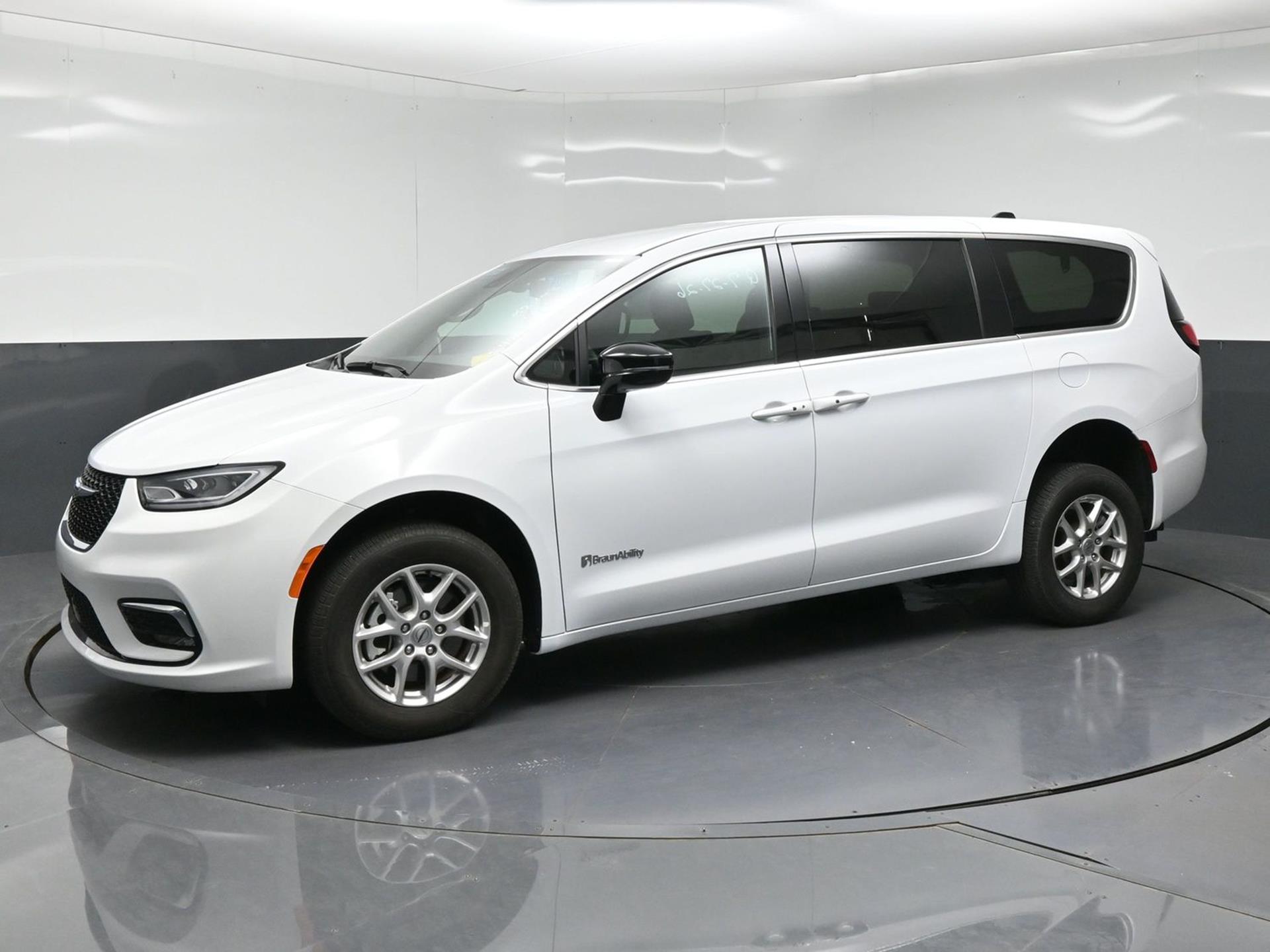 PRE OWNED 2025 Chrysler Pacifica Select