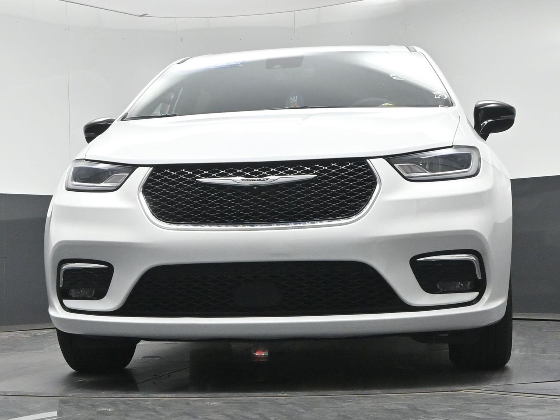 PRE OWNED 2025 Chrysler Pacifica Select