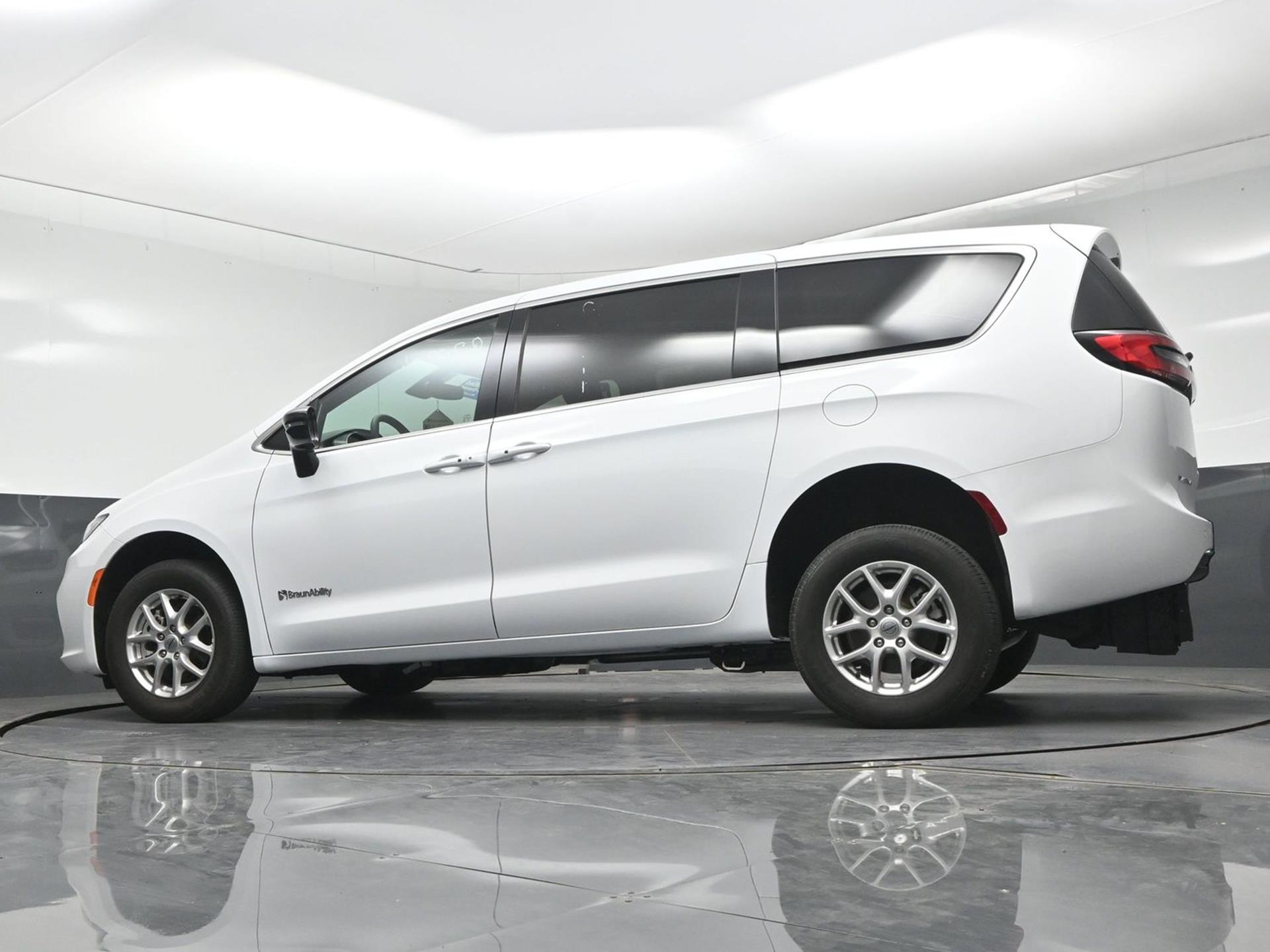 PRE OWNED 2025 Chrysler Pacifica Select