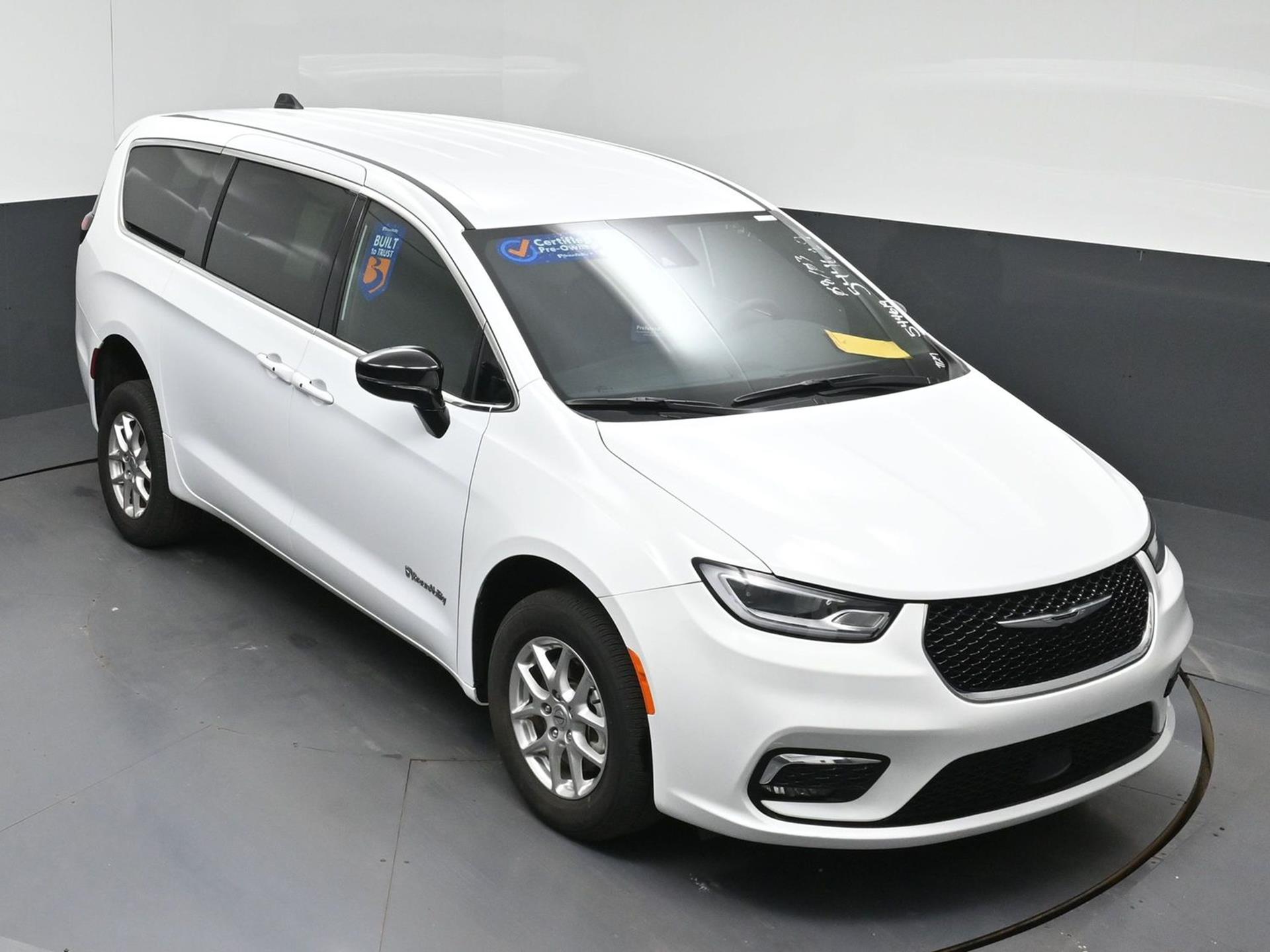 PRE OWNED 2025 Chrysler Pacifica Select