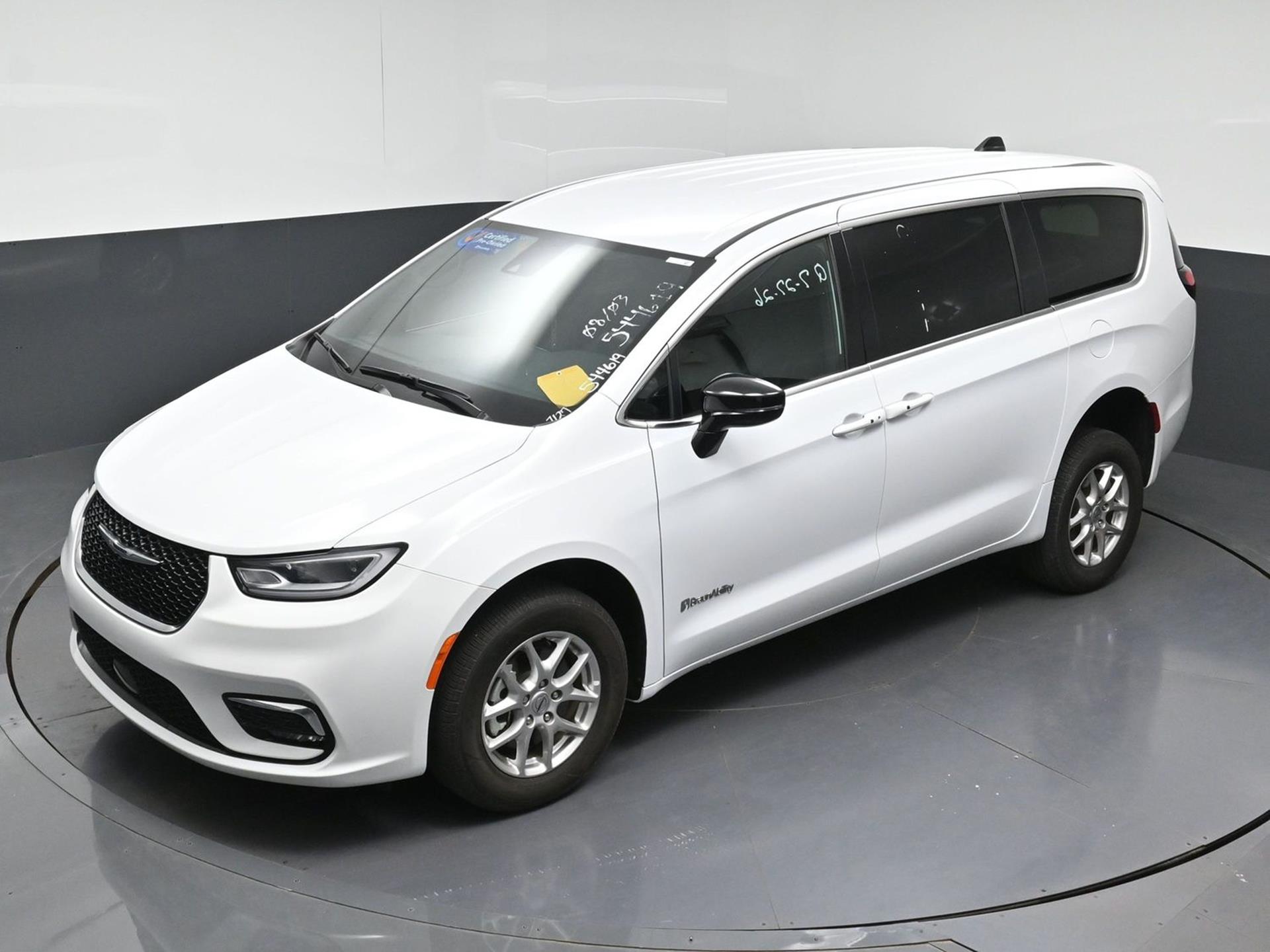 PRE OWNED 2025 Chrysler Pacifica Select