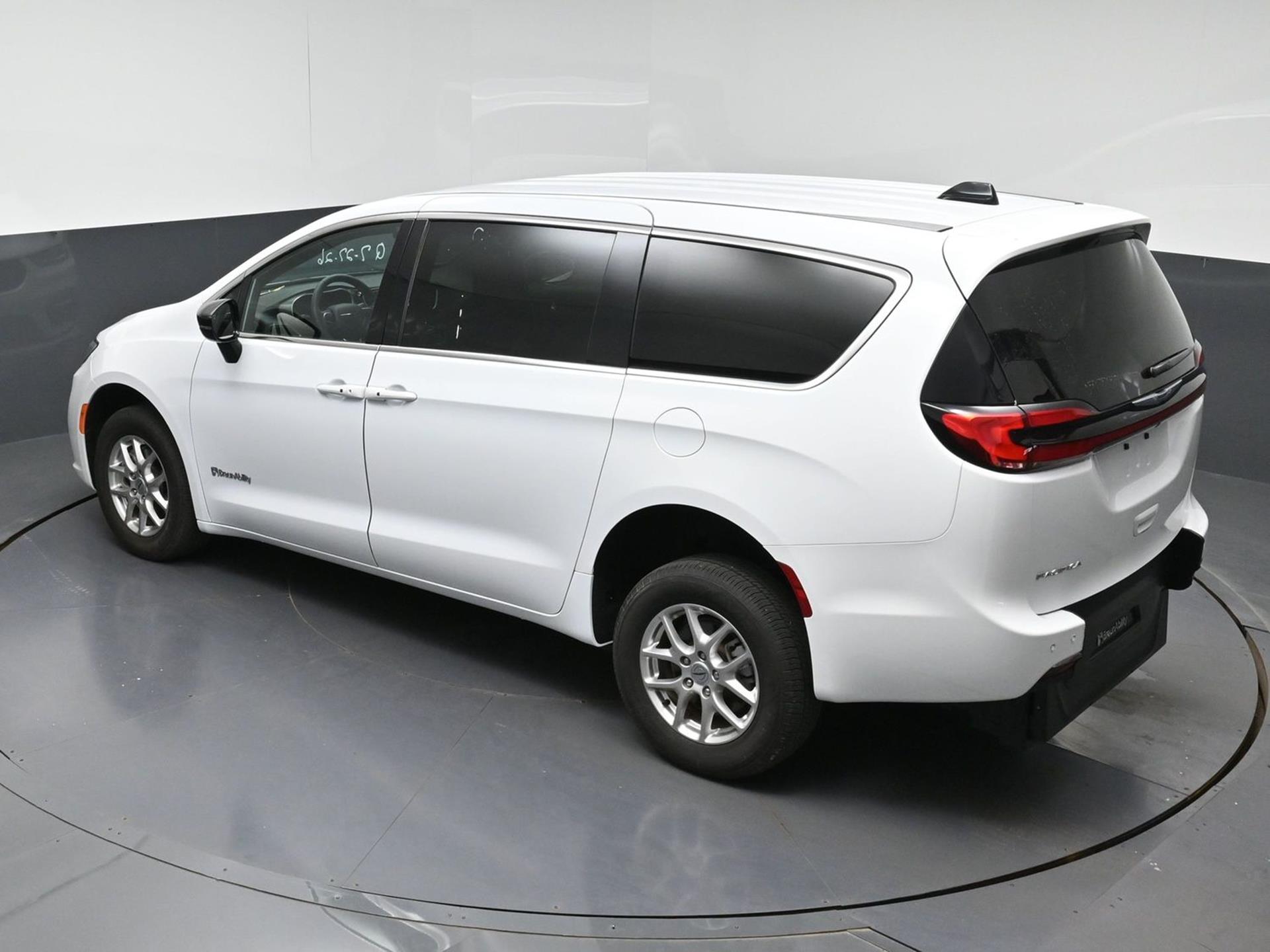 PRE OWNED 2025 Chrysler Pacifica Select